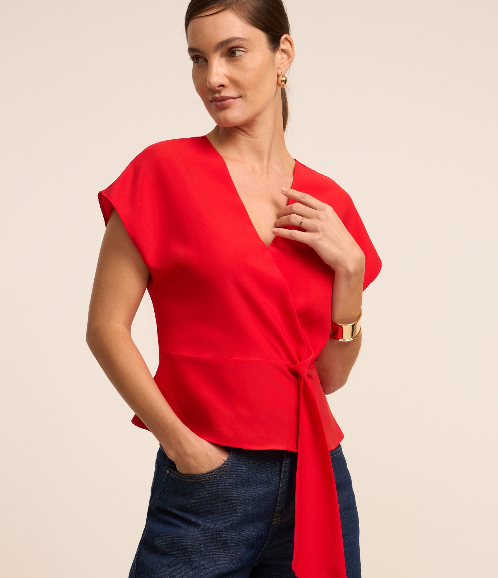 Blusa Acetinada com Decote V e Nó Frontal Vermelho 1