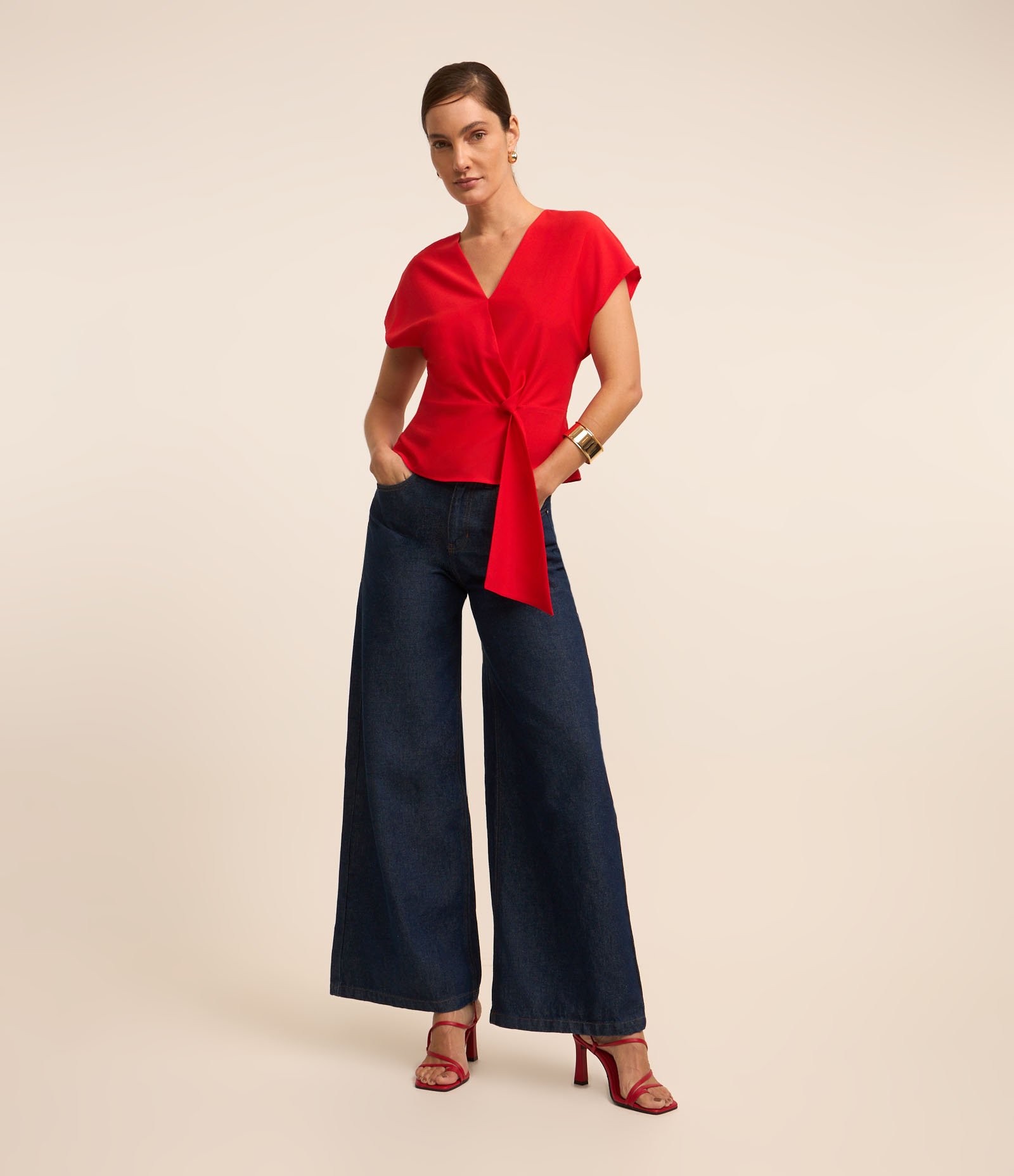 Blusa Acetinada com Decote V e Nó Frontal Vermelho 2