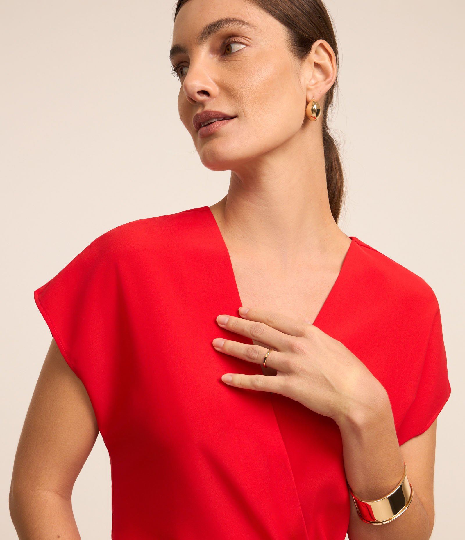 Blusa Acetinada com Decote V e Nó Frontal Vermelho 3