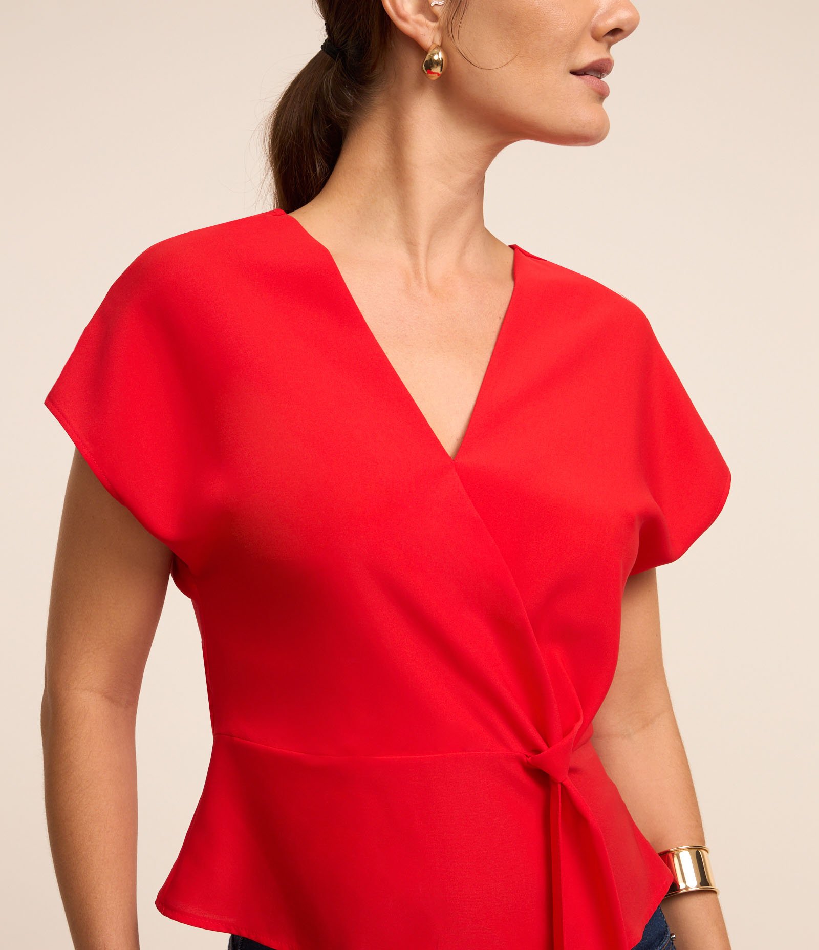 Blusa Acetinada com Decote V e Nó Frontal Vermelho 4