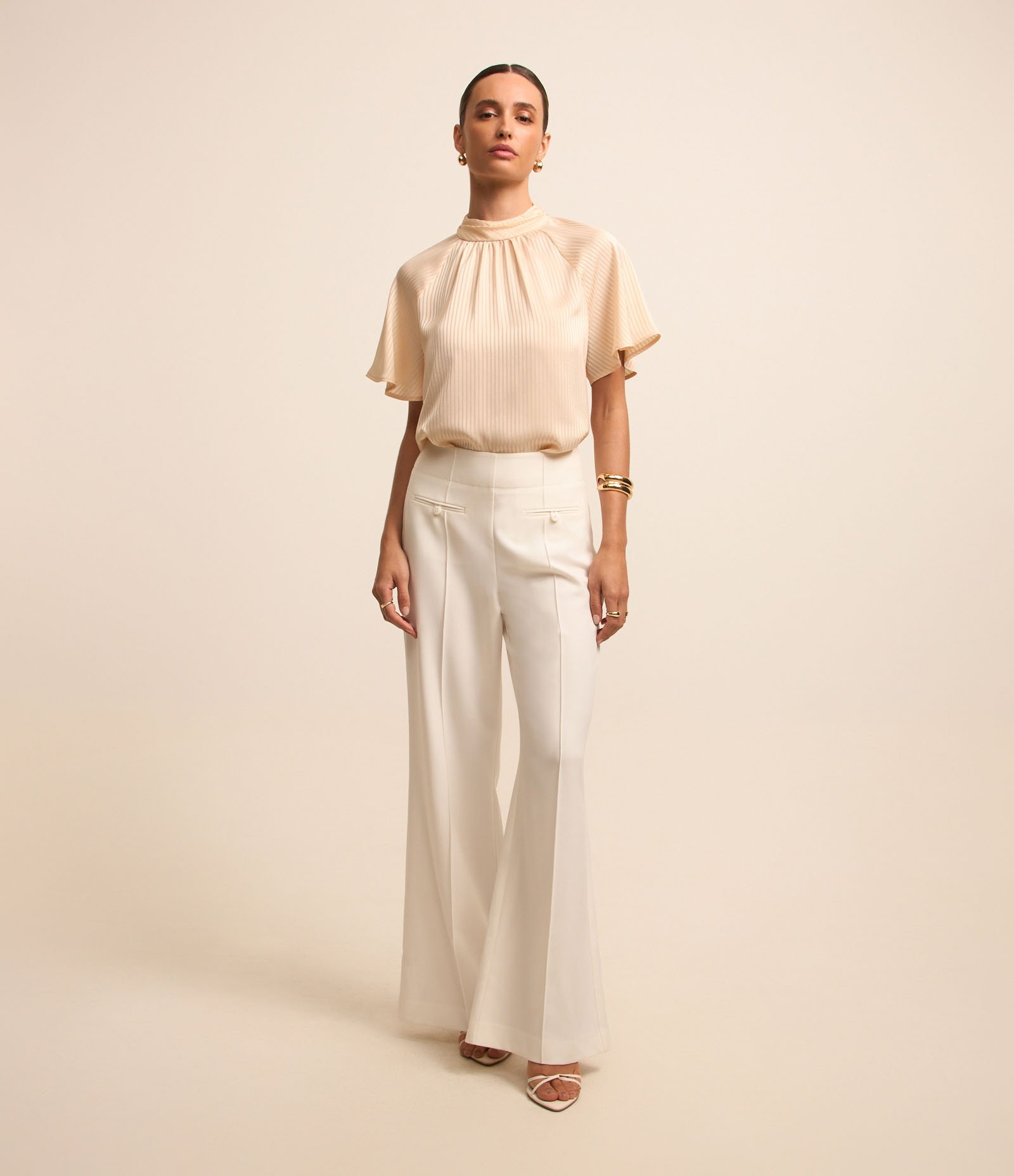 Blusa em Chiffon com Golinha Alta e Textura Listrada Bege Cru 2