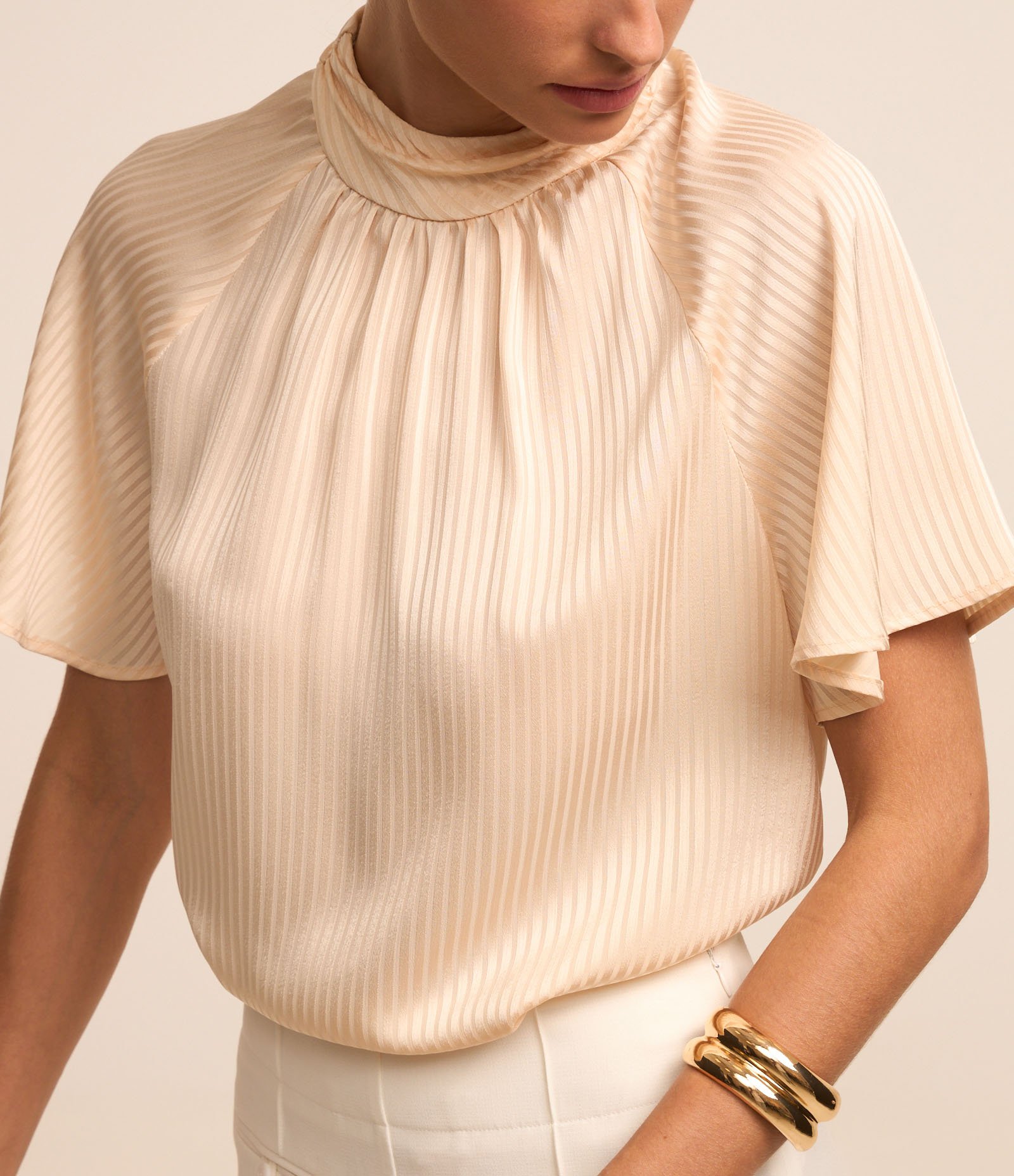 Blusa em Chiffon com Golinha Alta e Textura Listrada Bege Cru 3