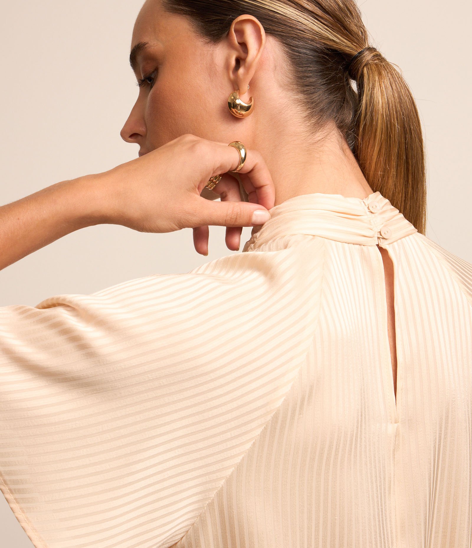 Blusa em Chiffon com Golinha Alta e Textura Listrada Bege Cru 4