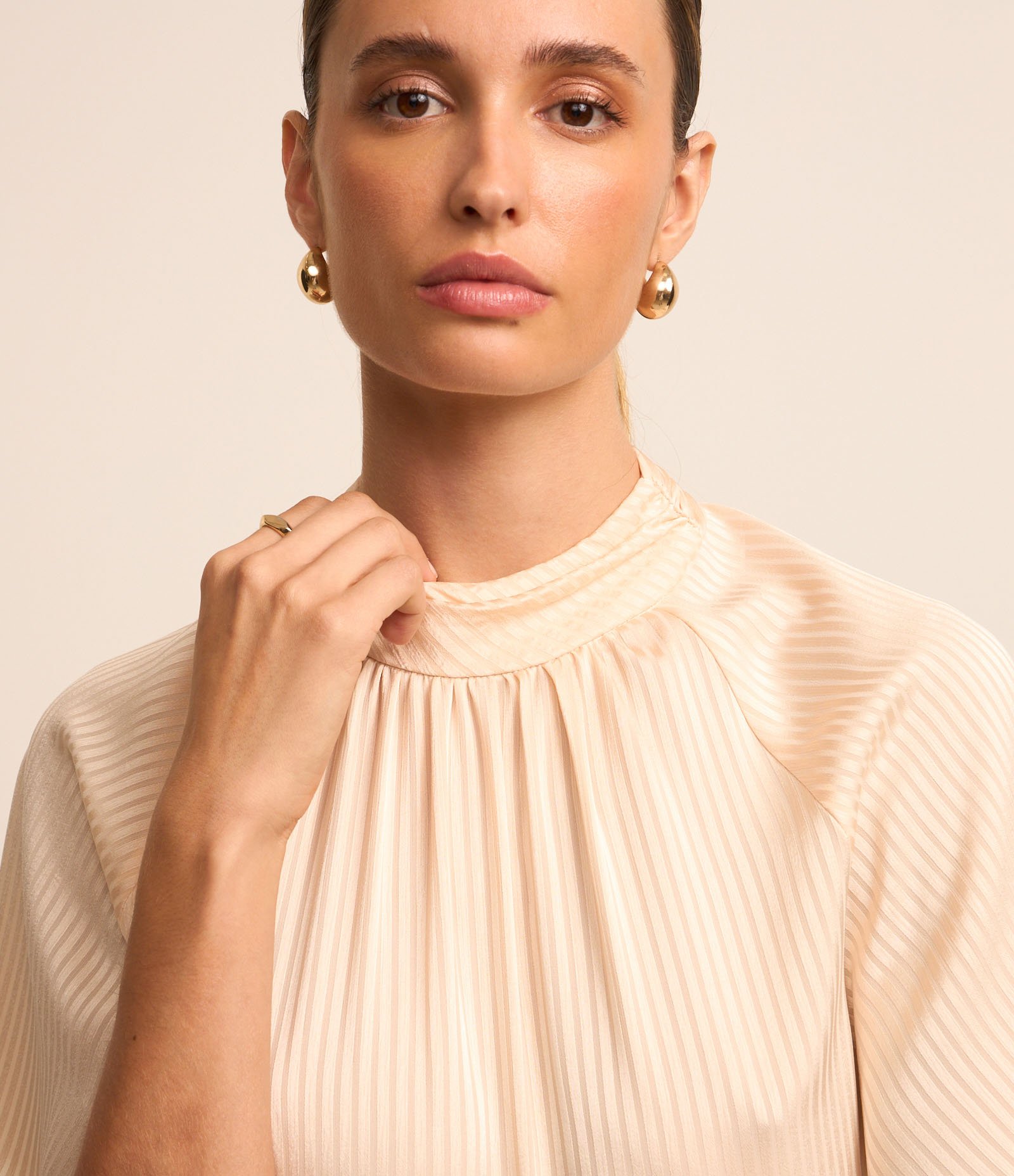 Blusa em Chiffon com Golinha Alta e Textura Listrada Bege Cru 5