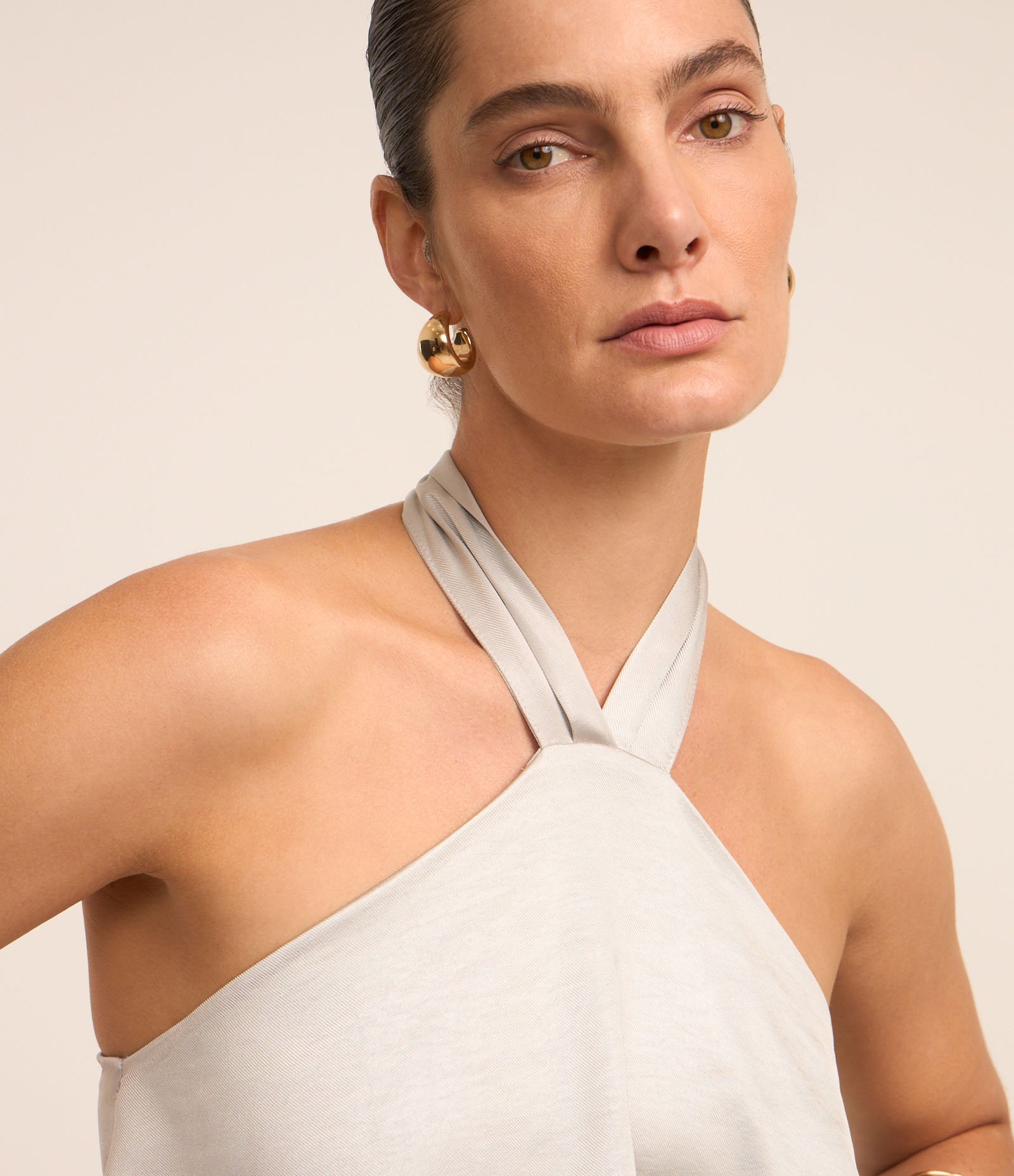 Blusa Frente Única com Gola Halter de Laço Prata 5