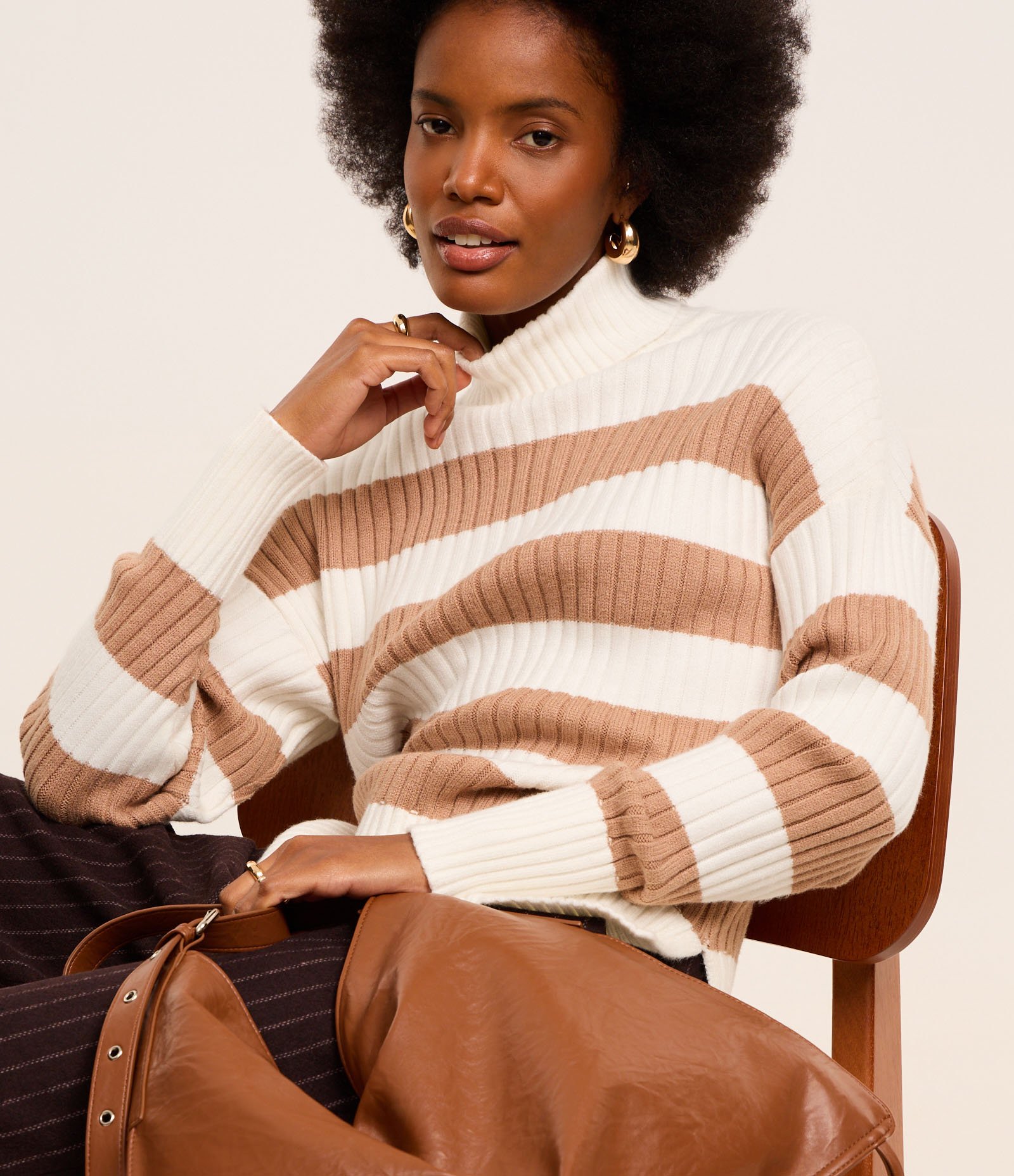 Suéter Tricô com Gola Alta e Estampa Listrada Marrom/ Branco 7