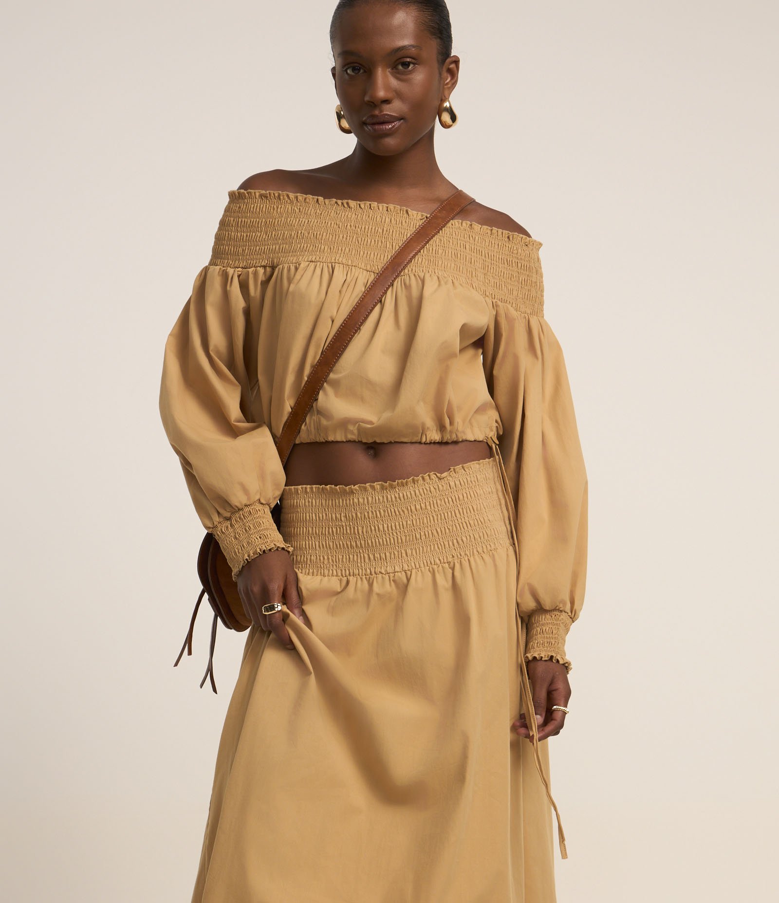 Saia Evasê Midi em Tricoline Cós com Lastex Caramelo 2