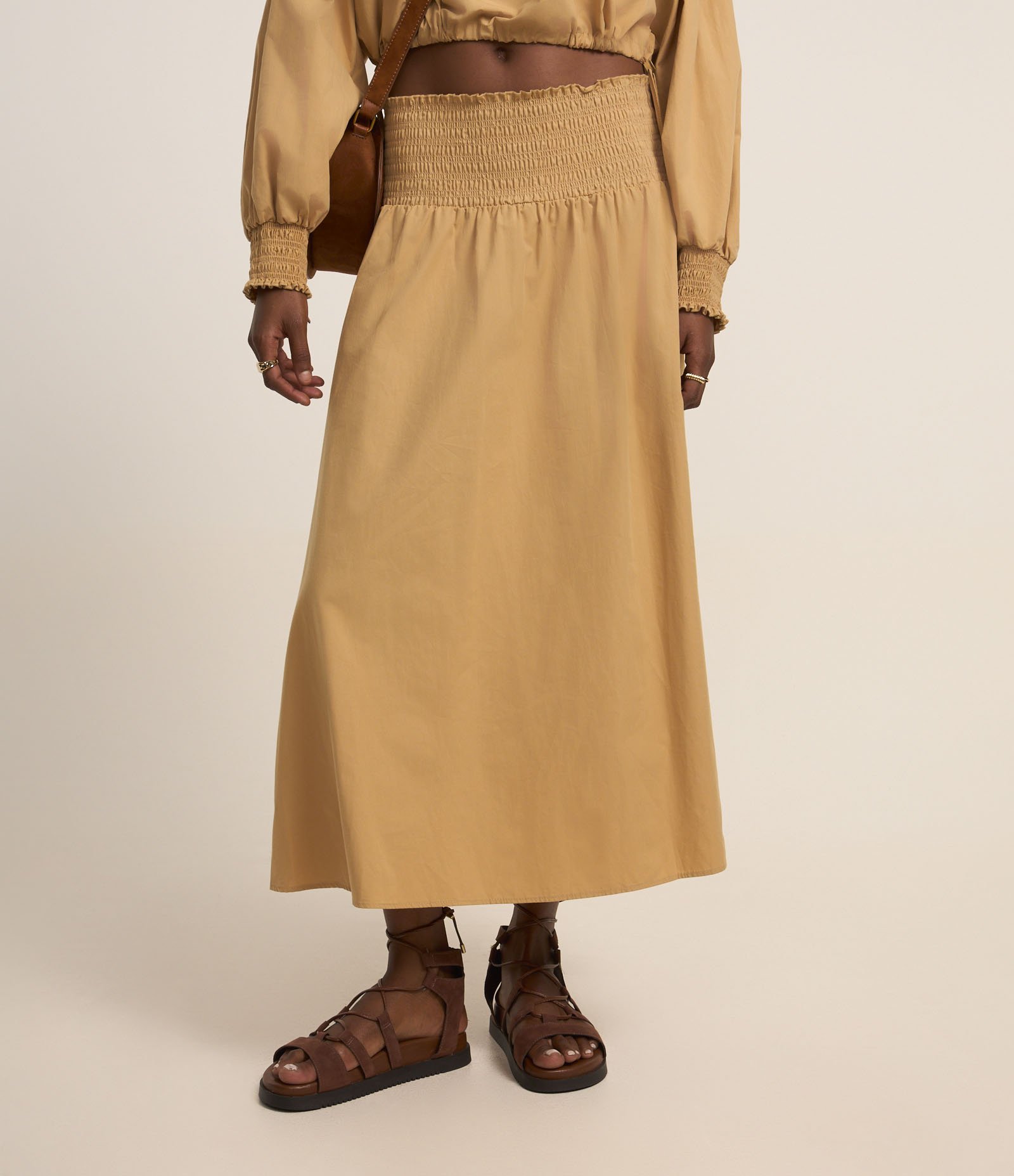 Saia Evasê Midi em Tricoline Cós com Lastex Caramelo 3