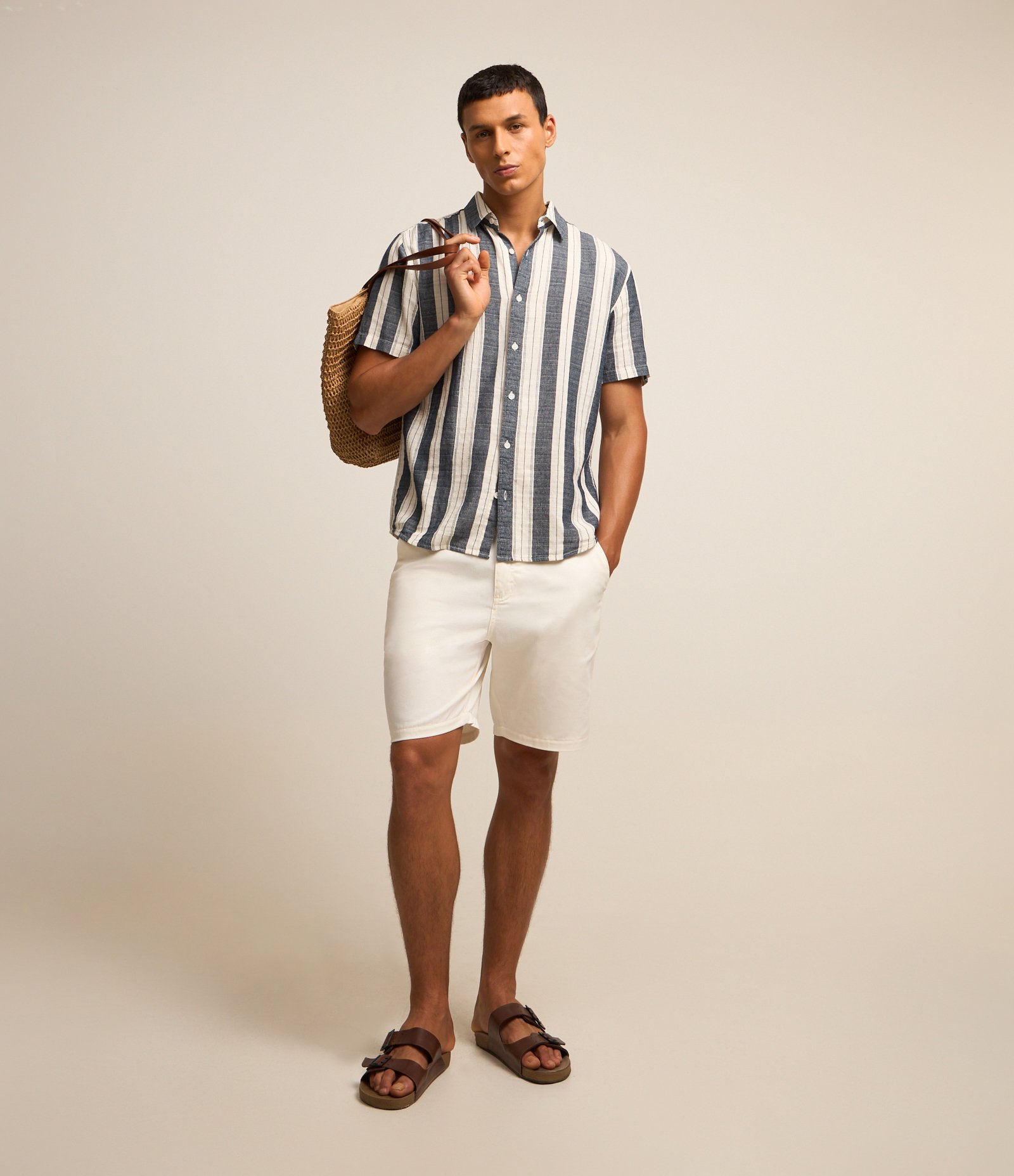 Bermuda Básica em Sarja com Passantes e Bolsos 1