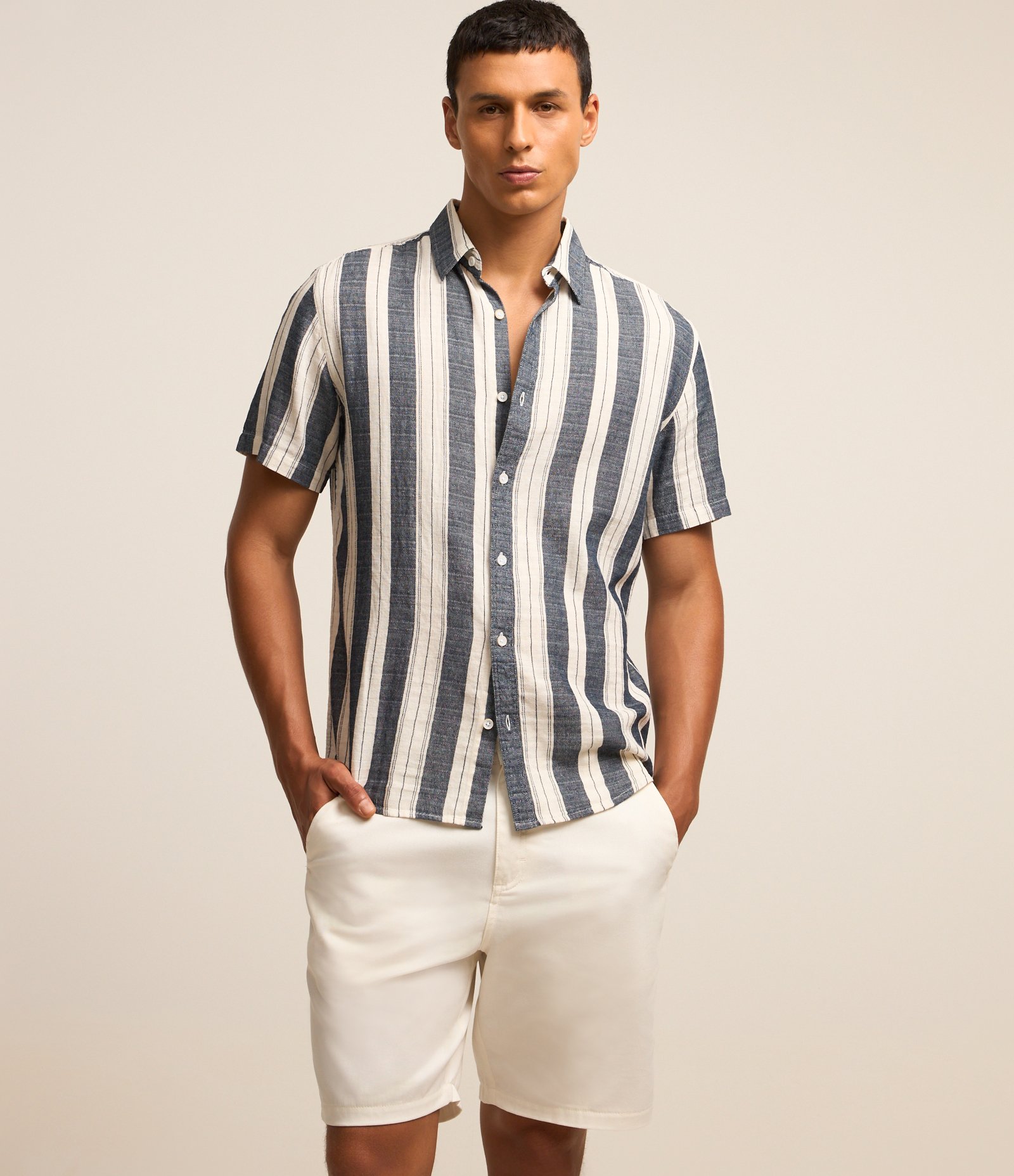 Bermuda Básica em Sarja com Passantes e Bolsos 2