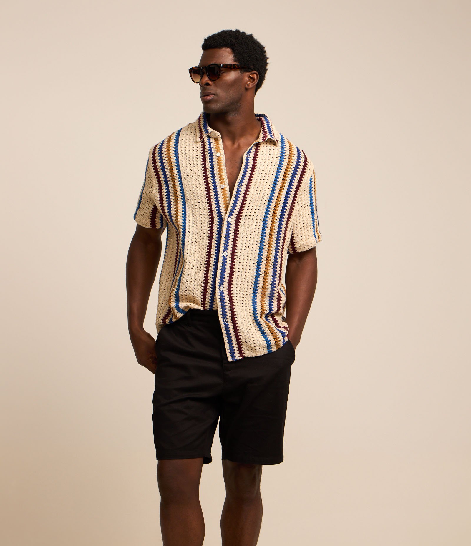 Bermuda Básica em Sarja com Passantes e Bolsos Preto 2