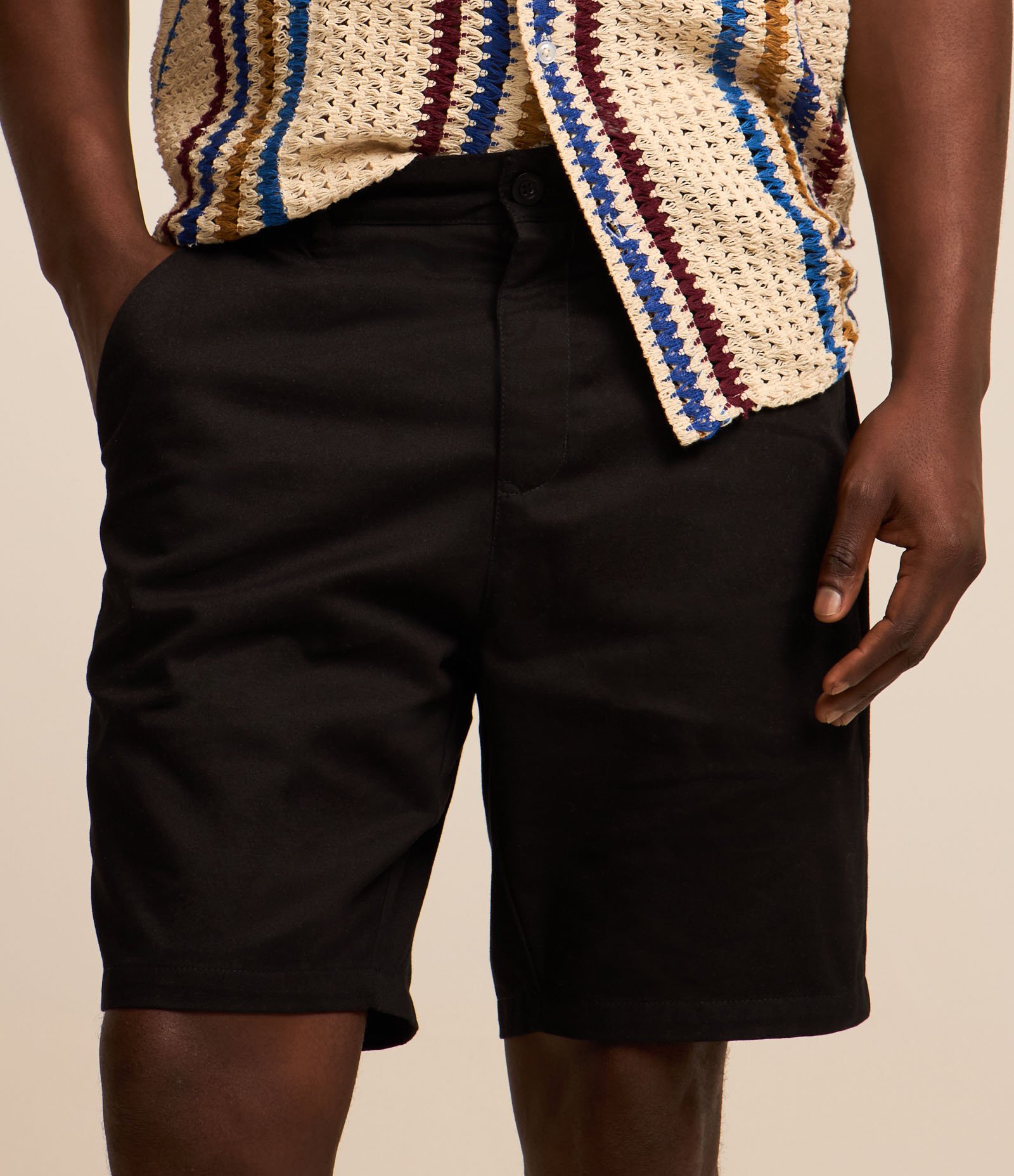 Bermuda Básica em Sarja com Passantes e Bolsos Preto 3