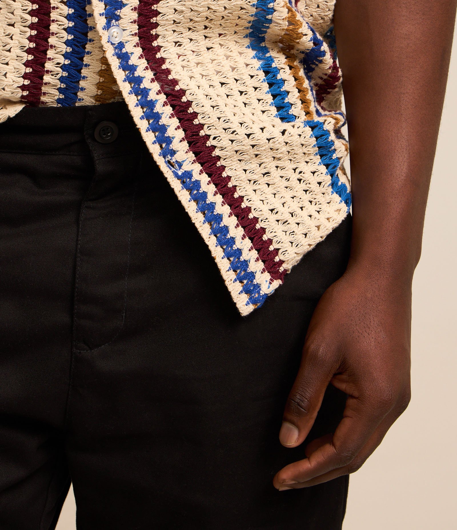 Bermuda Básica em Sarja com Passantes e Bolsos Preto 4