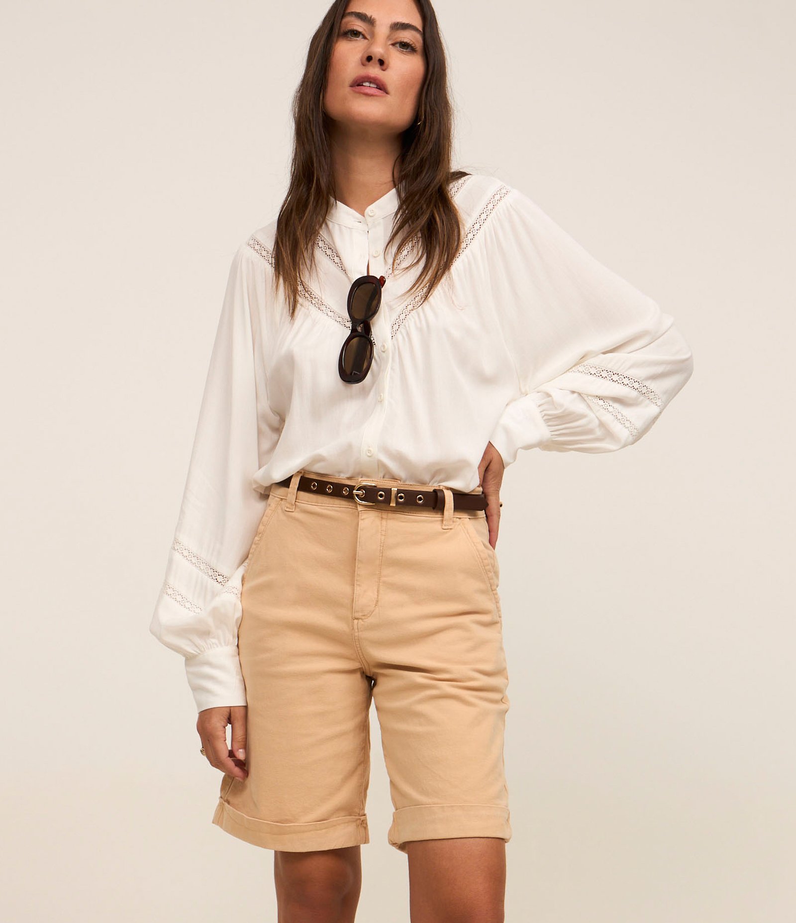 Bermuda Cintura Alta em Sarjas com Bolsos Bege 2