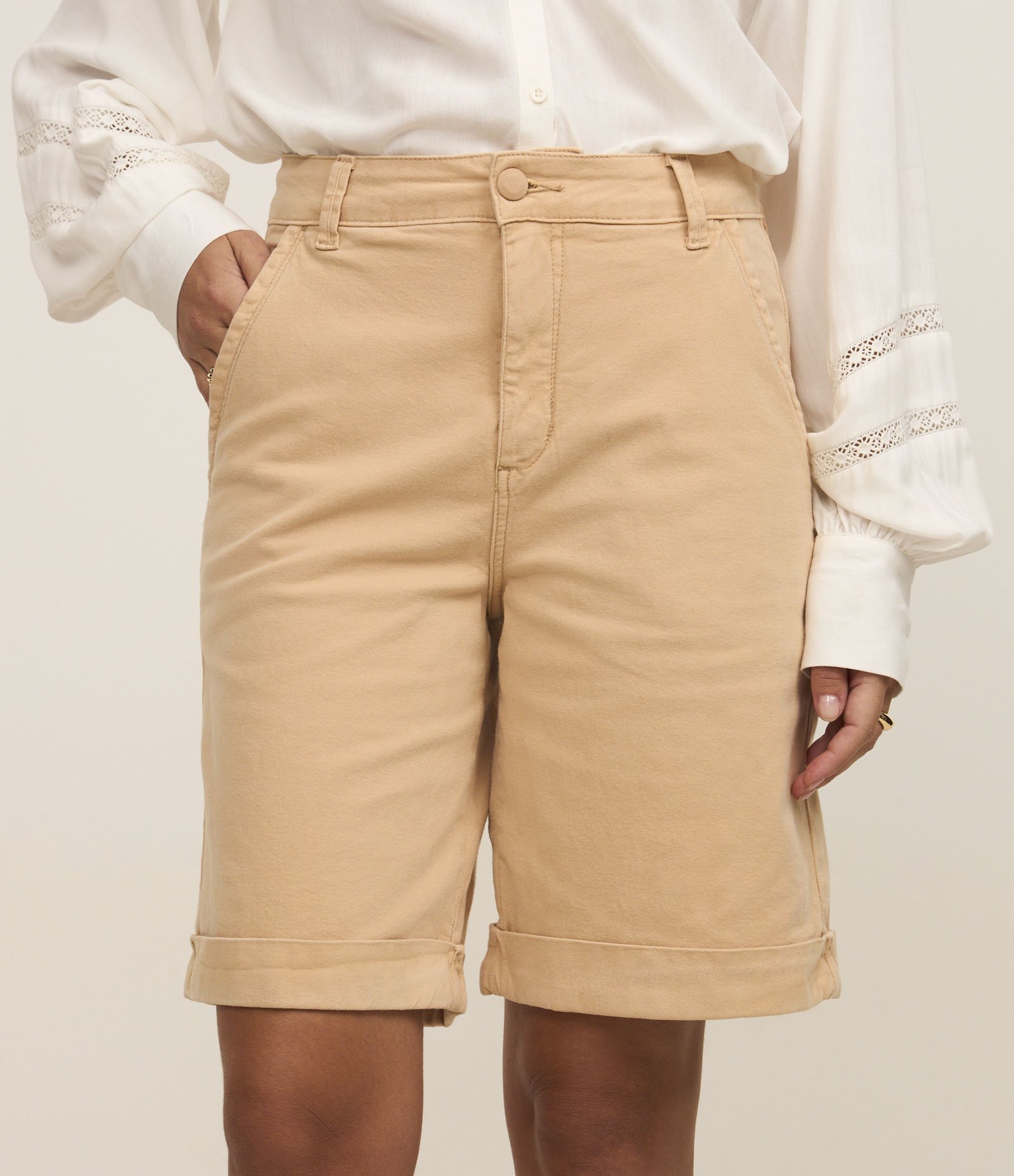 Bermuda Cintura Alta em Sarjas com Bolsos Bege 3
