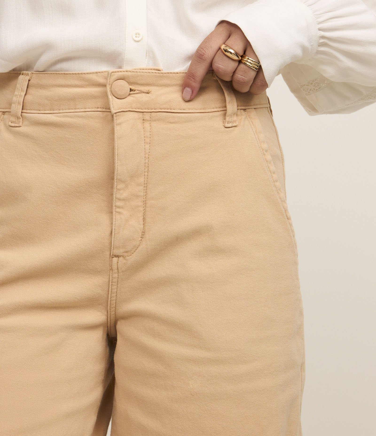 Bermuda Cintura Alta em Sarjas com Bolsos Bege 4