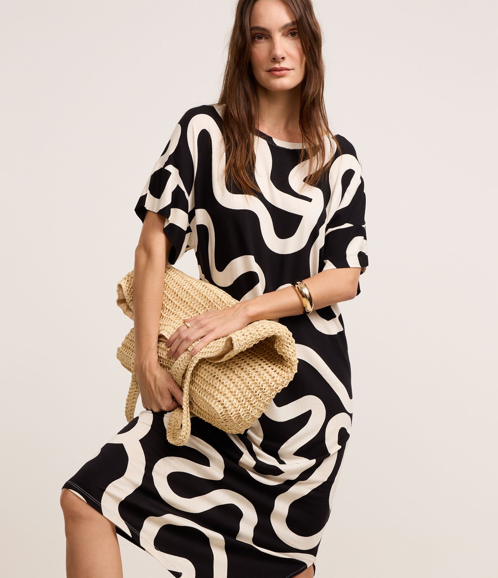 Vestido Midi em Viscolycra com Estampa Abstrata e Decote Redondo Preto e Branco 2