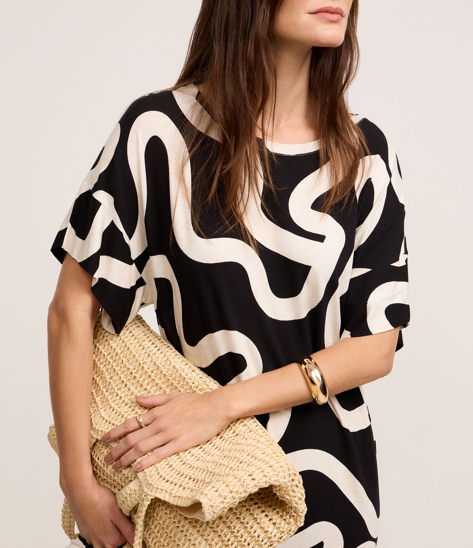 Vestido Midi em Viscolycra com Estampa Abstrata e Decote Redondo Preto e Branco 4