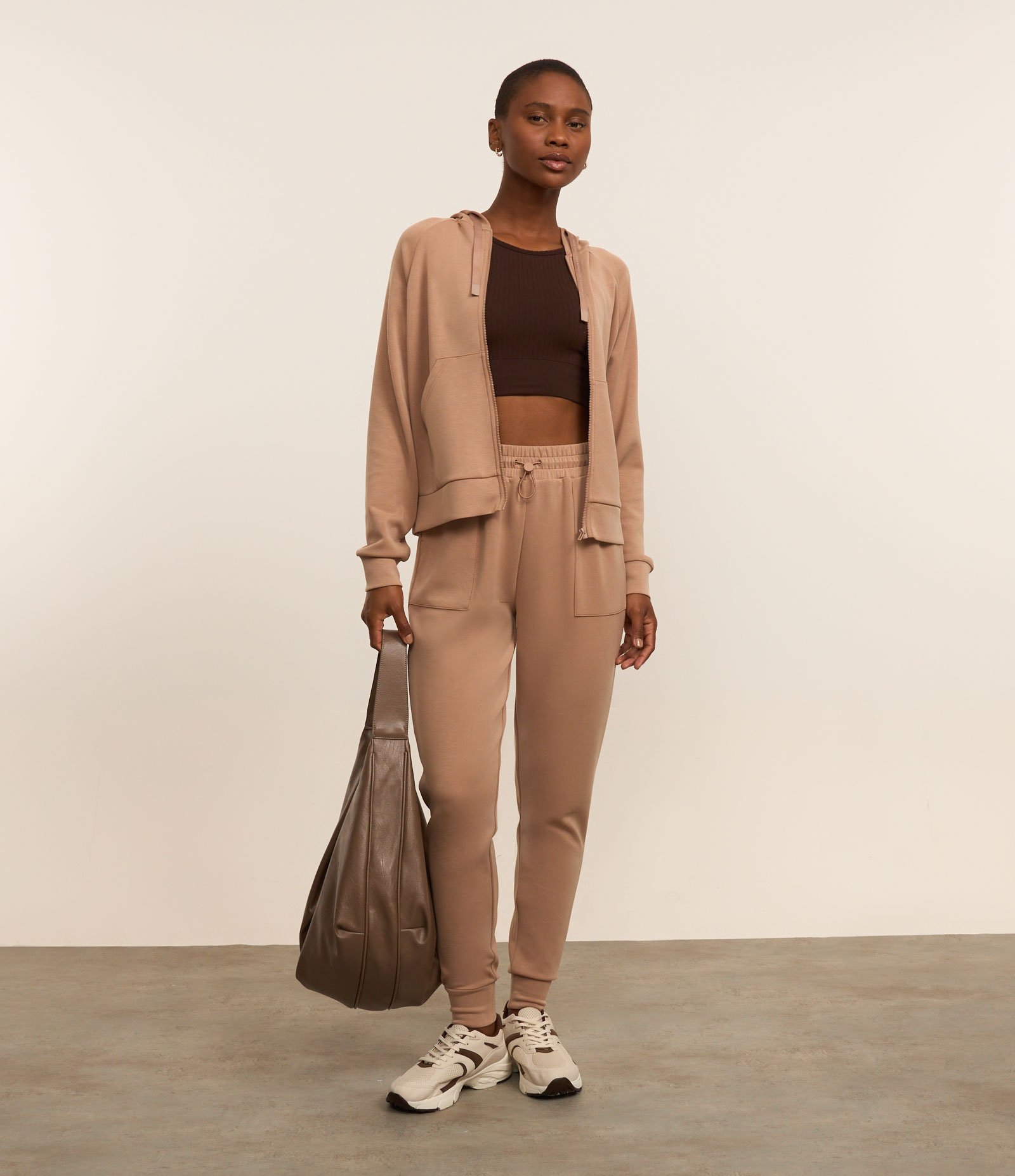 Calça Jogger Esportiva em Microfibra com Cós Elástico Marrom 1