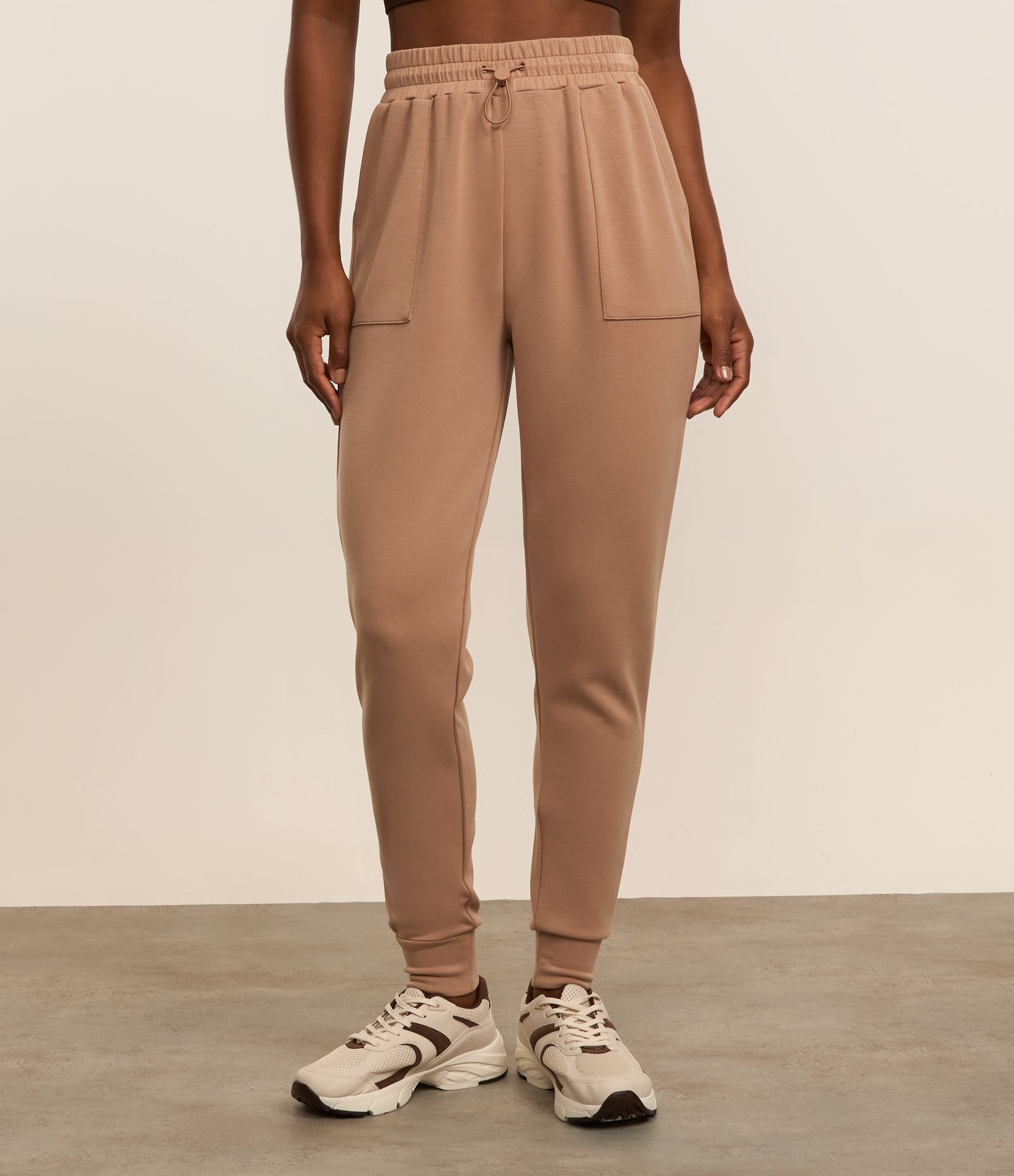 Calça Jogger Esportiva em Microfibra com Cós Elástico Marrom 2