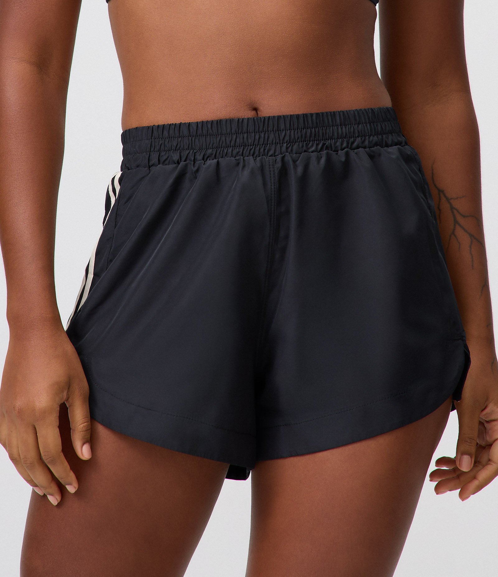 Bermuda Esportiva com Listras Contrastantes nas Laterais Preto 2