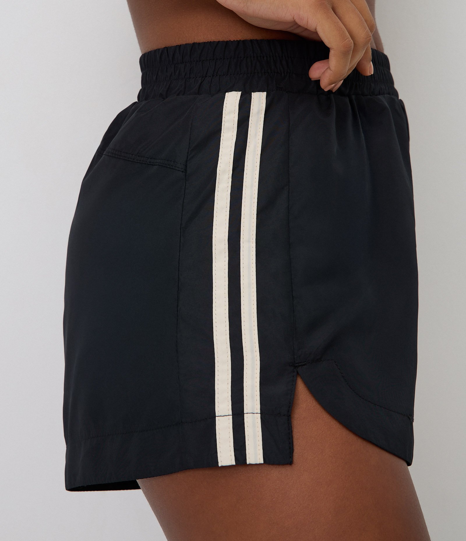 Bermuda Esportiva com Listras Contrastantes nas Laterais Preto 3