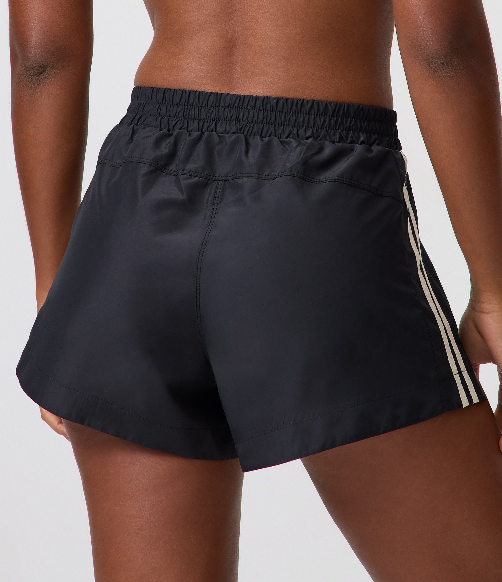 Bermuda Esportiva com Listras Contrastantes nas Laterais Preto 4