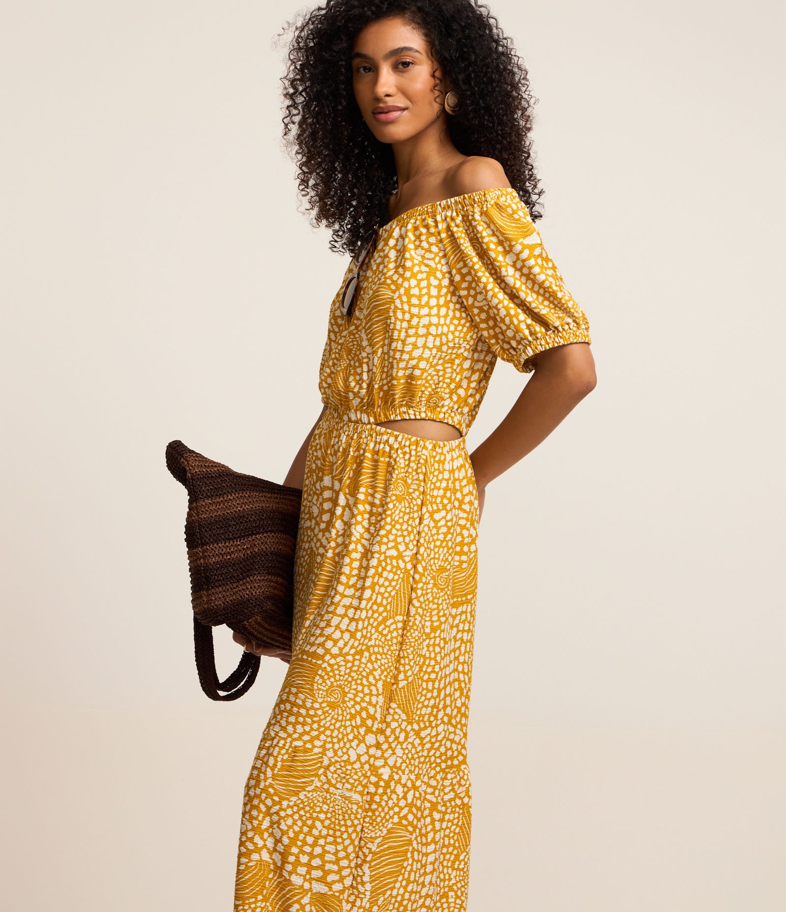 Vestido Midi Ombro a Ombro com Abertura Vazada na Lateral Amarelo 1
