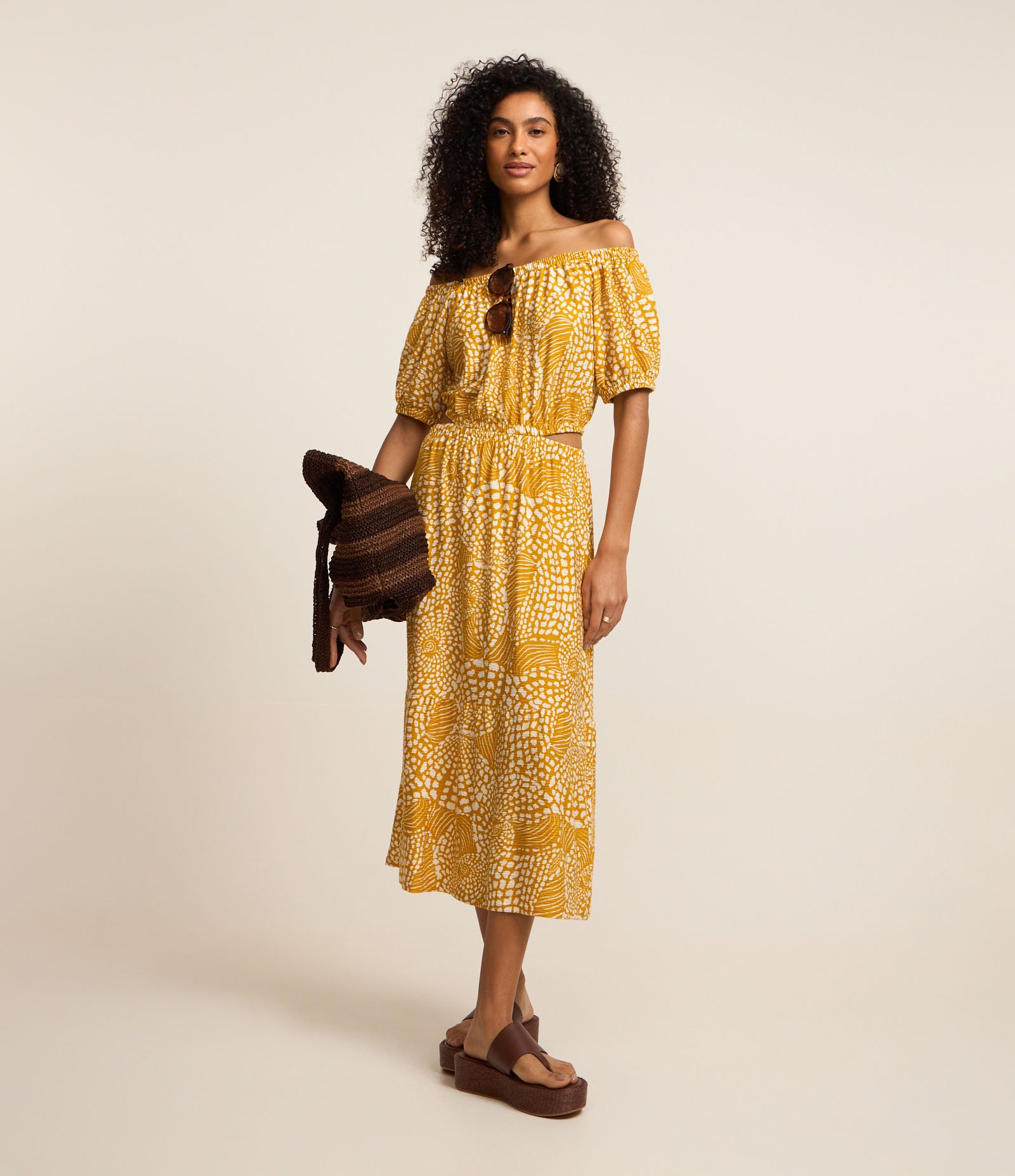 Vestido Midi Ombro a Ombro com Abertura Vazada na Lateral Amarelo 2