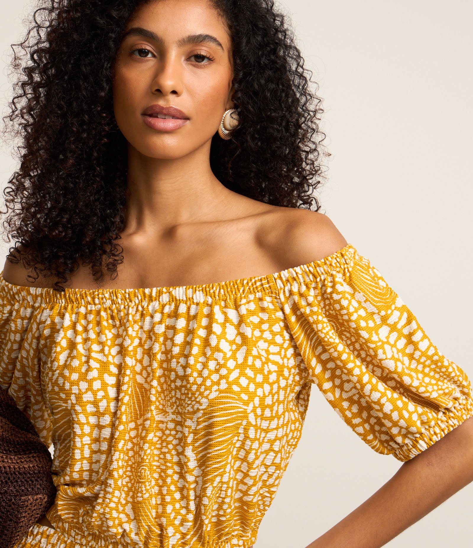 Vestido Midi Ombro a Ombro com Abertura Vazada na Lateral Amarelo 3