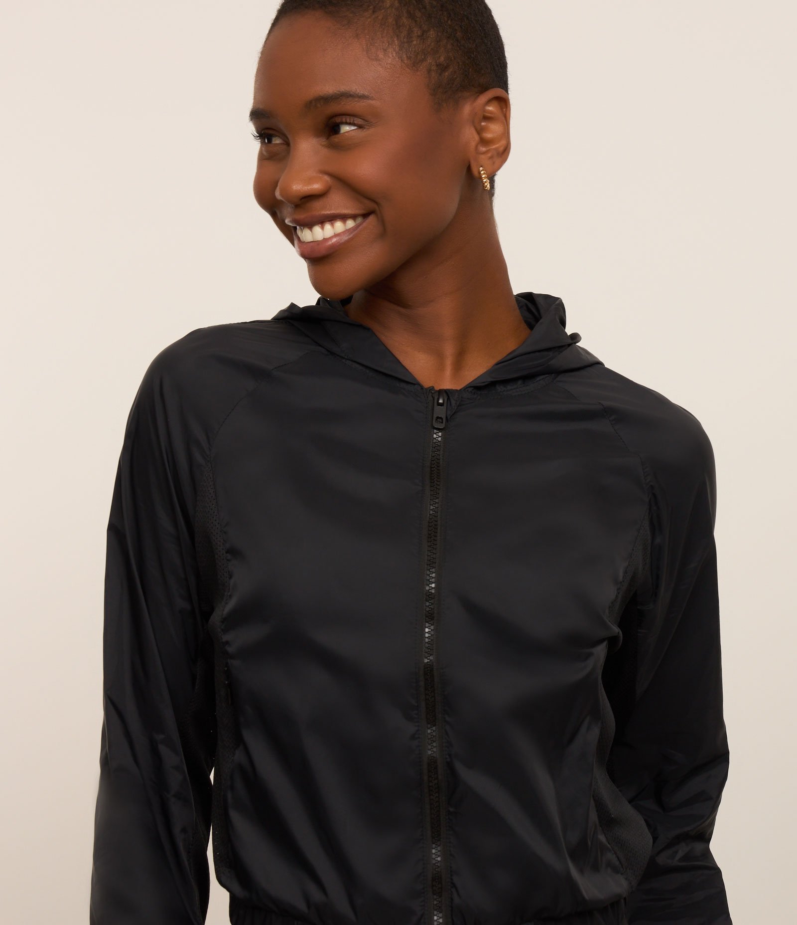 Jaqueta Corta Vento Esportiva Cropped com Saquinho Preto 1