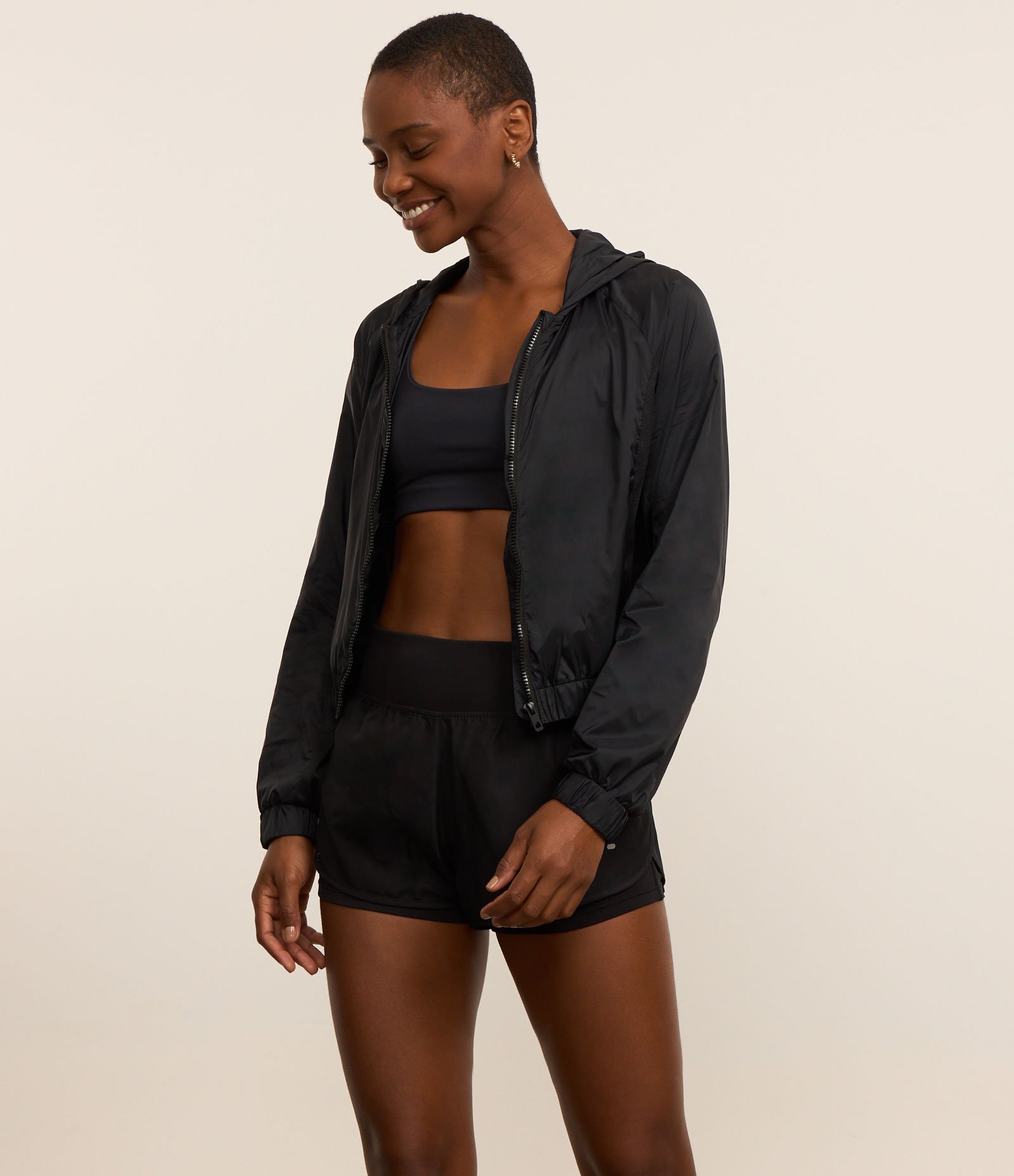 Jaqueta Corta Vento Esportiva Cropped com Saquinho Preto 2