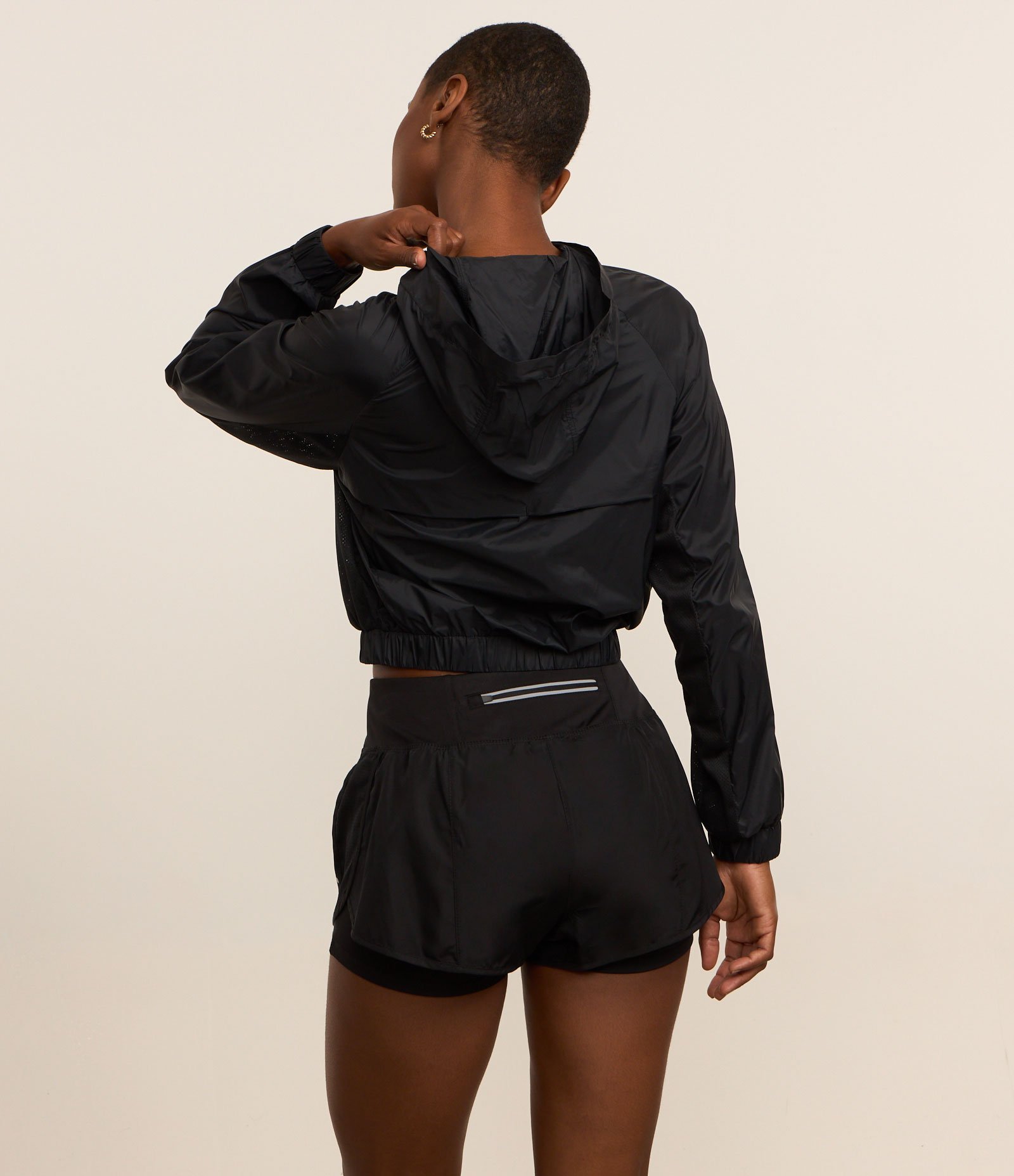 Jaqueta Corta Vento Esportiva Cropped com Saquinho Preto 3