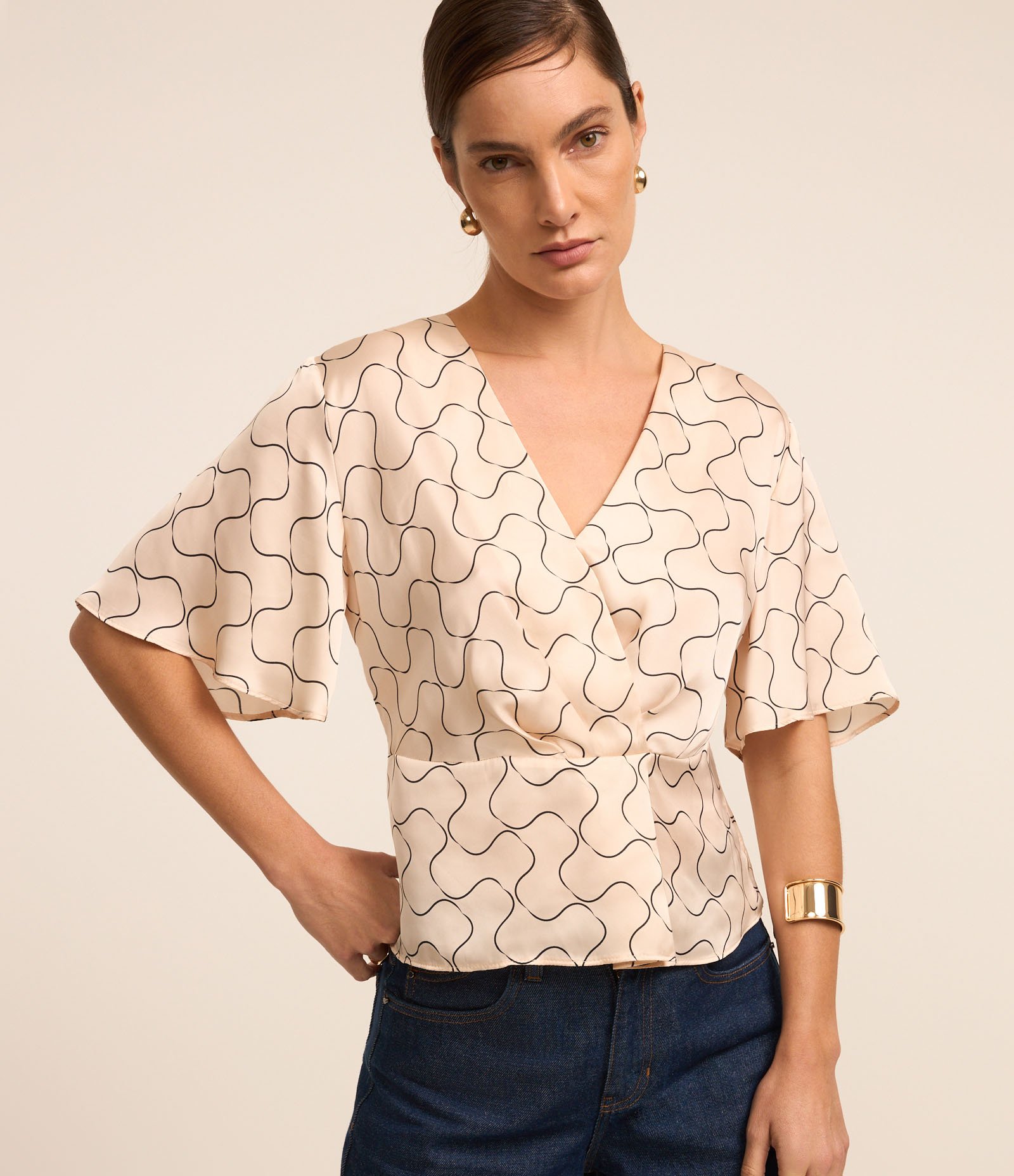 Blusa Acetinada com Decote V Transpassado e Estampa Geométrico Champagne 2