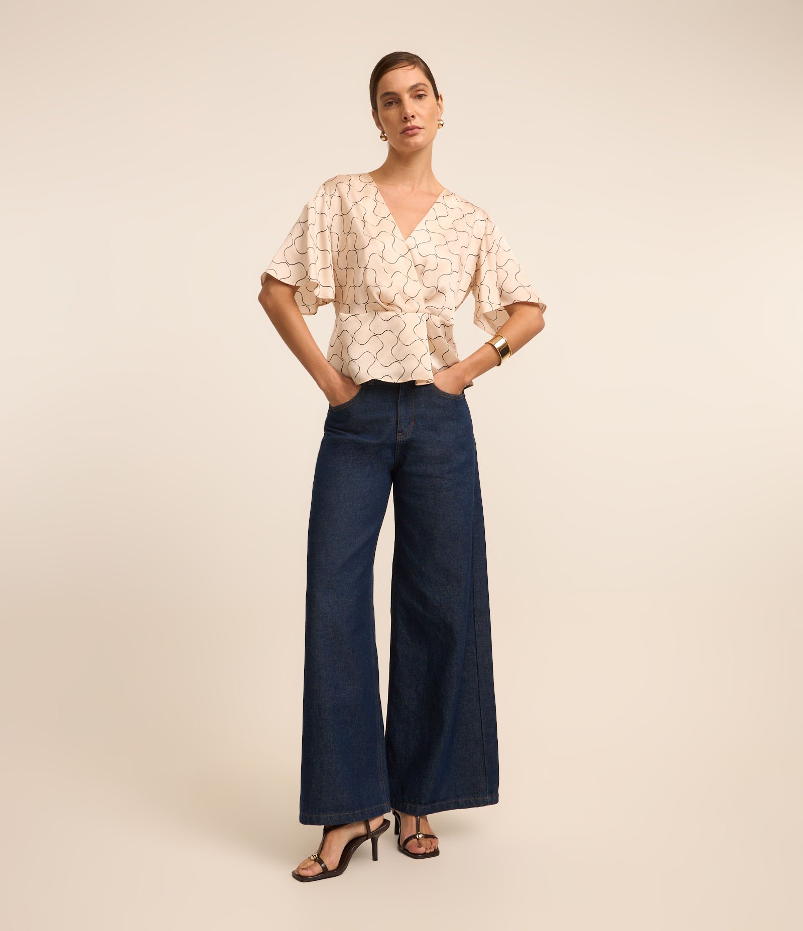 Blusa Acetinada com Decote V Transpassado e Estampa Geométrico Champagne 3