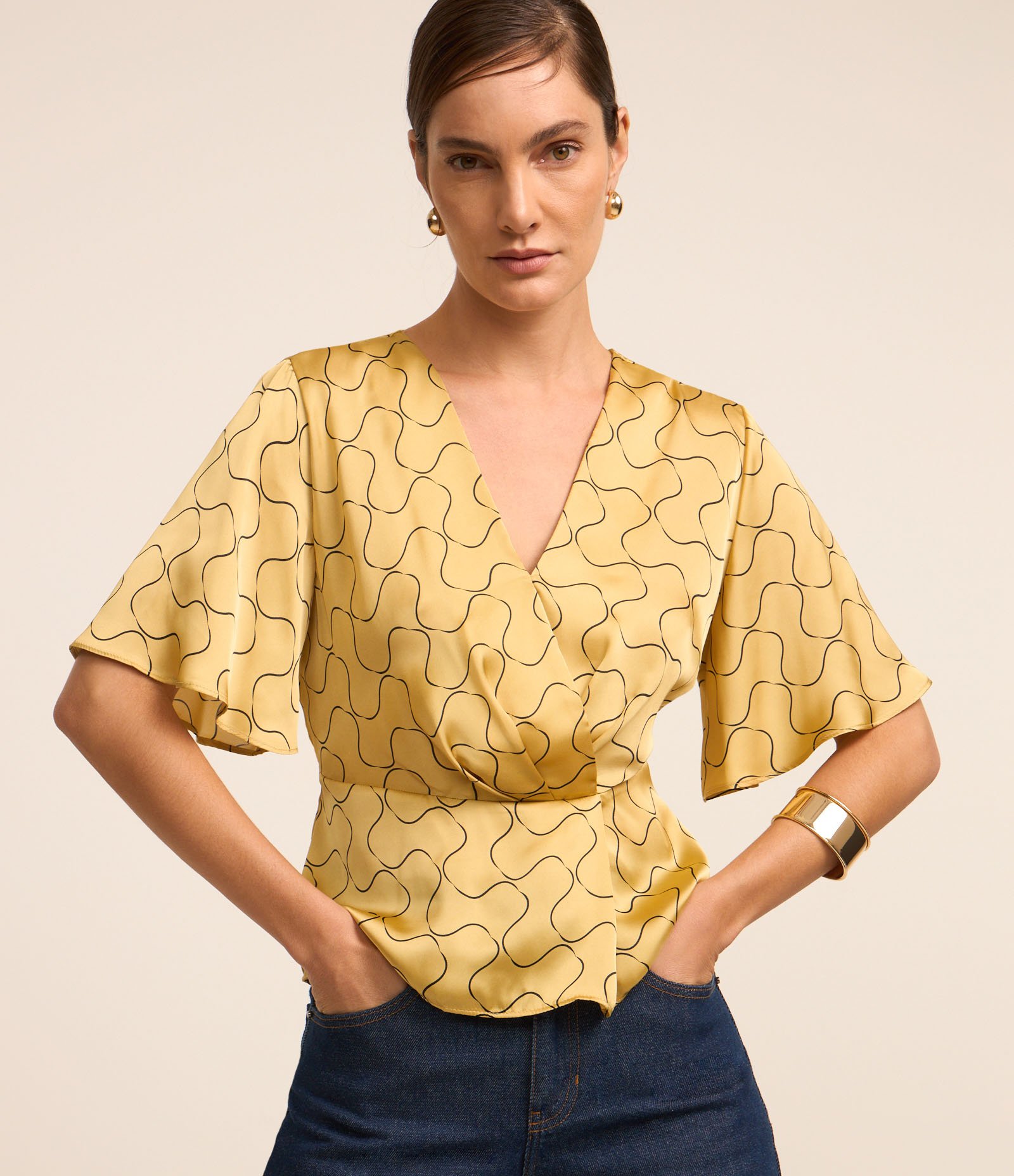 Blusa Acetinada com Decote V Transpassado e Estampa Geométrico Amarelo 1