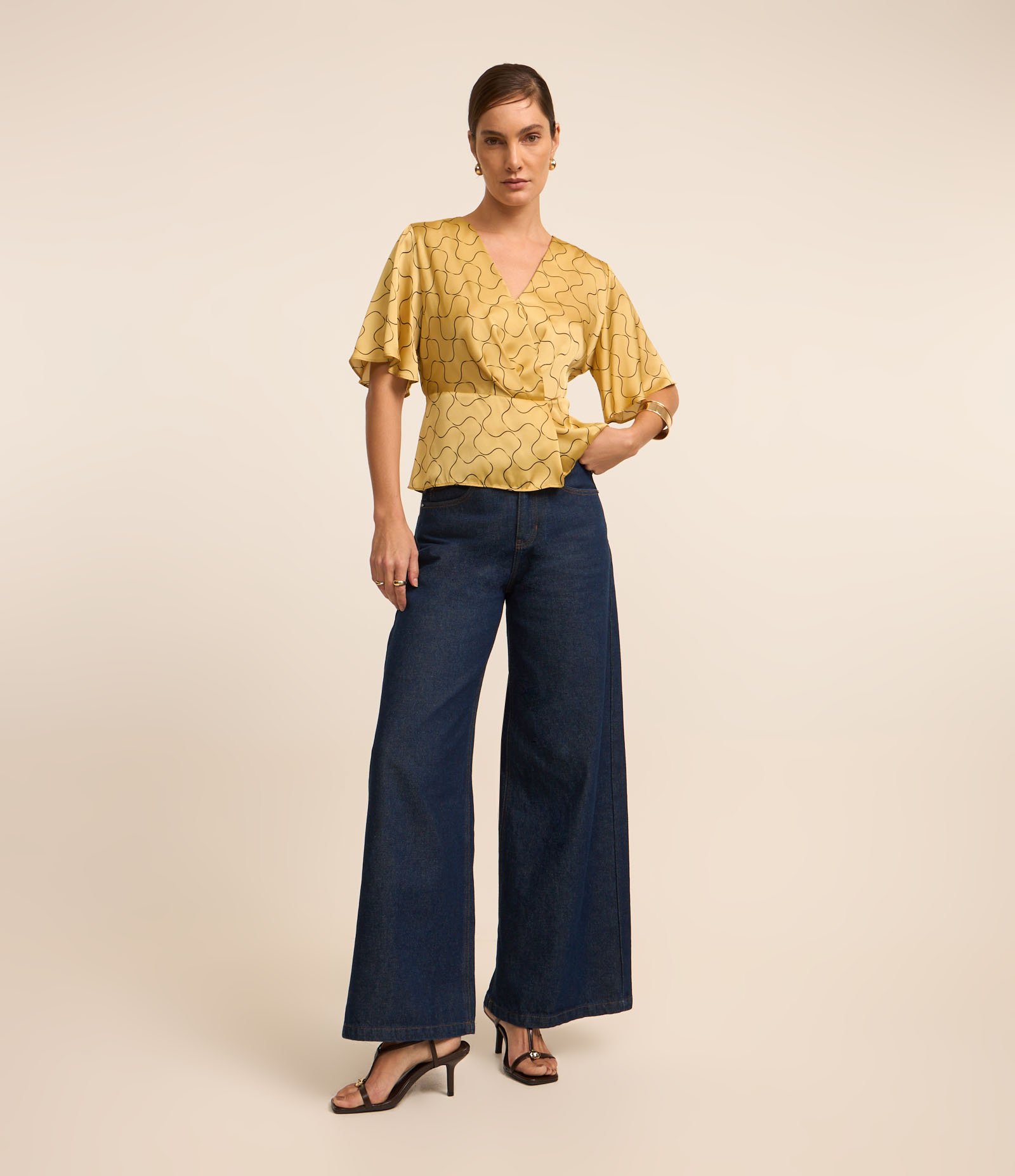 Blusa Acetinada com Decote V Transpassado e Estampa Geométrico Amarelo 2