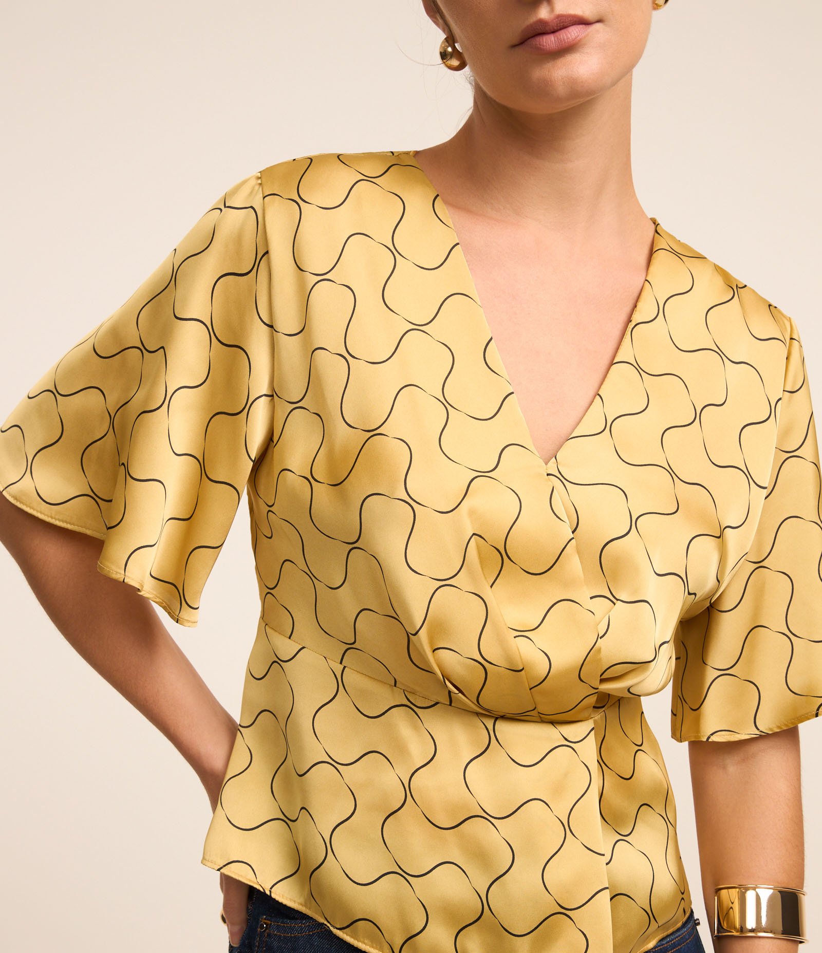 Blusa Acetinada com Decote V Transpassado e Estampa Geométrico Amarelo 3