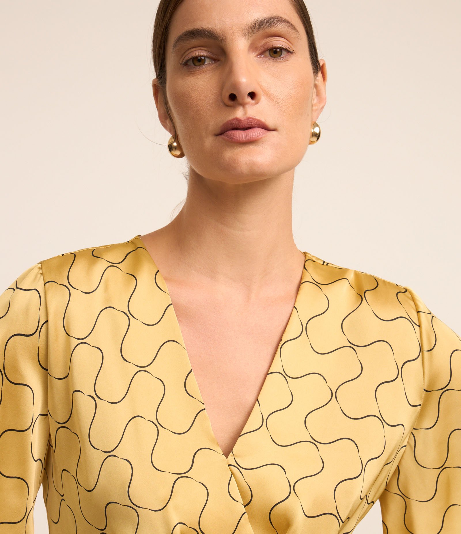 Blusa Acetinada com Decote V Transpassado e Estampa Geométrico Amarelo 4