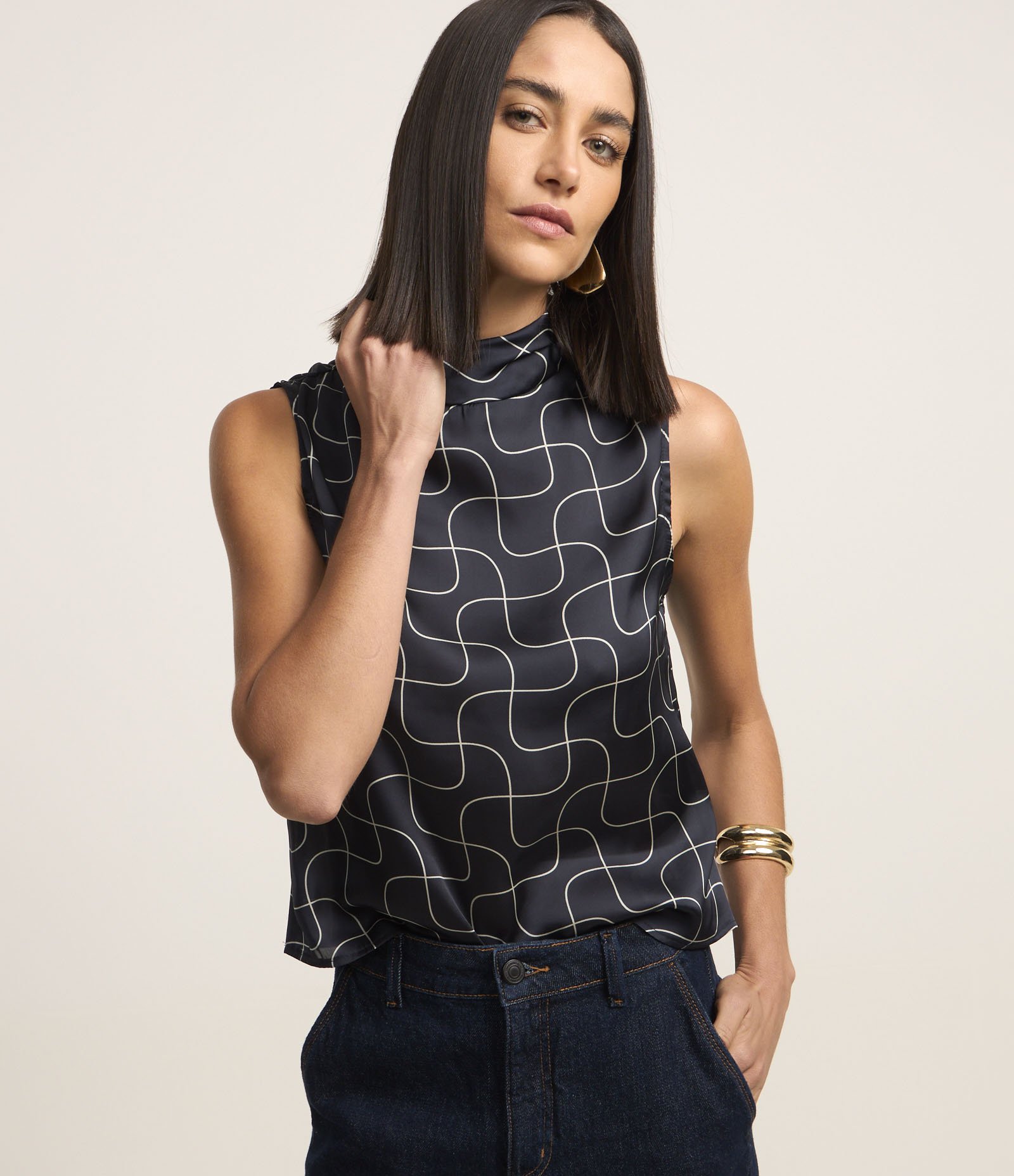 Blusa Acetinada Gola Alta com Detalhe Drapeado e Estampa Geométrica Azul 1