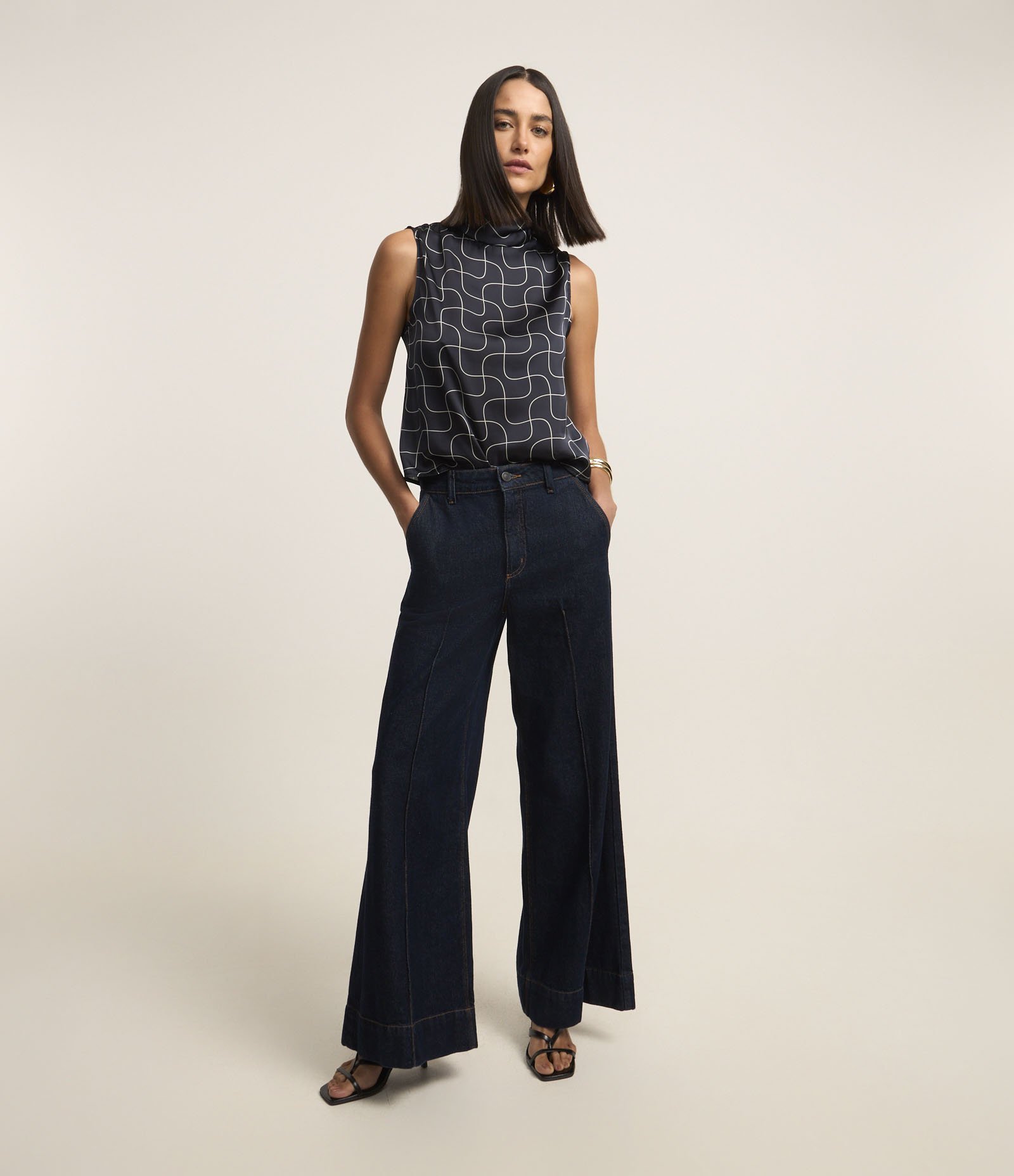 Blusa Acetinada Gola Alta com Detalhe Drapeado e Estampa Geométrica Azul 2