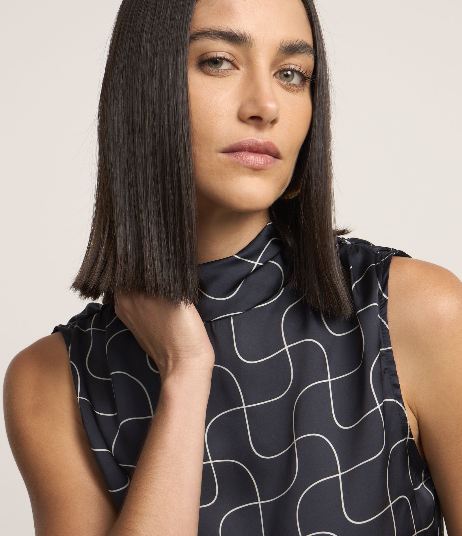 Blusa Acetinada Gola Alta com Detalhe Drapeado e Estampa Geométrica Azul 4