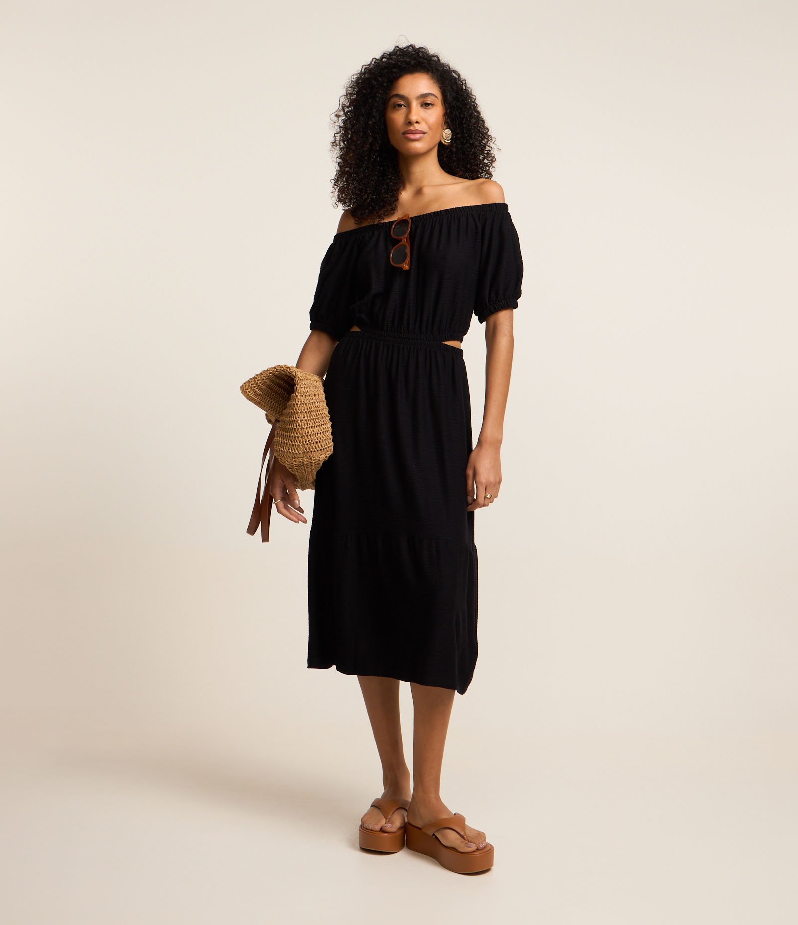 Vestido Midi Ombro a Ombro com Abertura Vazada na Lateral Preto 1