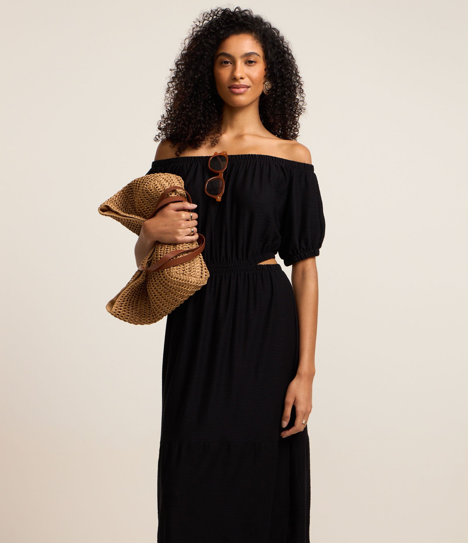 Vestido Midi Ombro a Ombro com Abertura Vazada na Lateral Preto 2