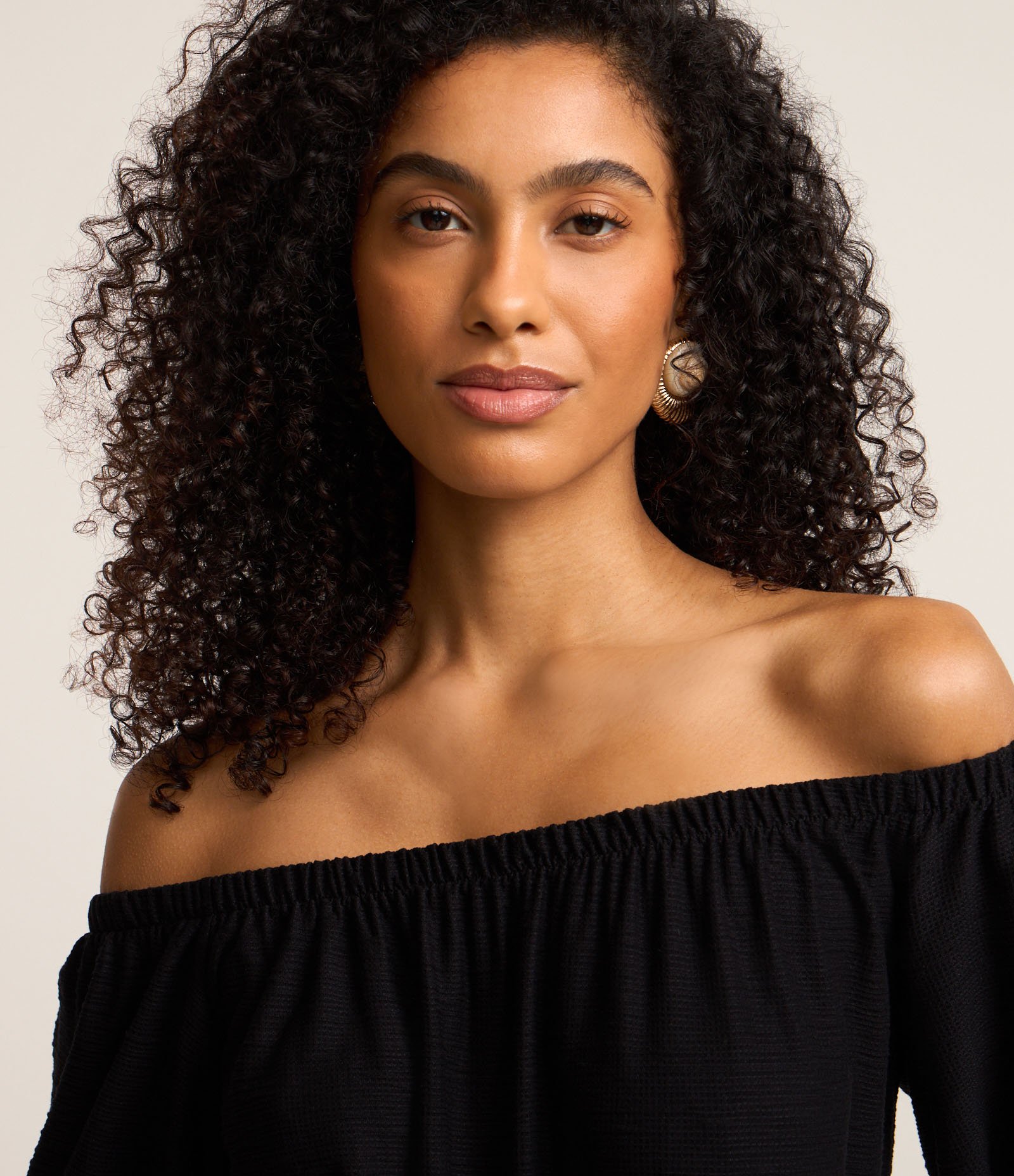 Vestido Midi Ombro a Ombro com Abertura Vazada na Lateral Preto 3