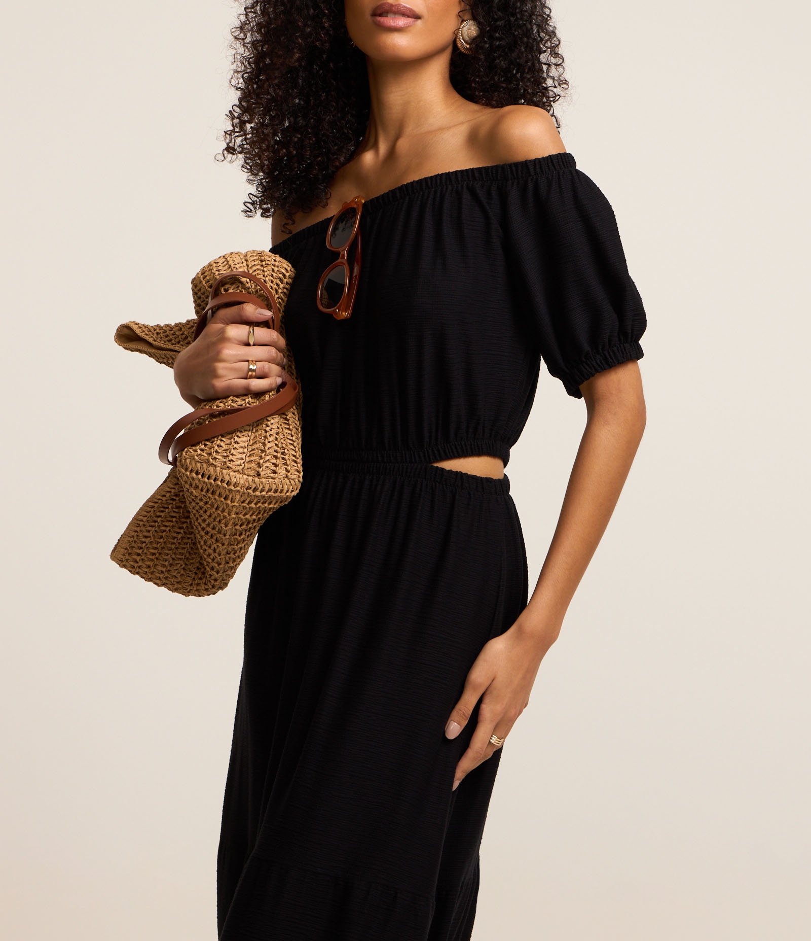 Vestido Midi Ombro a Ombro com Abertura Vazada na Lateral Preto 4