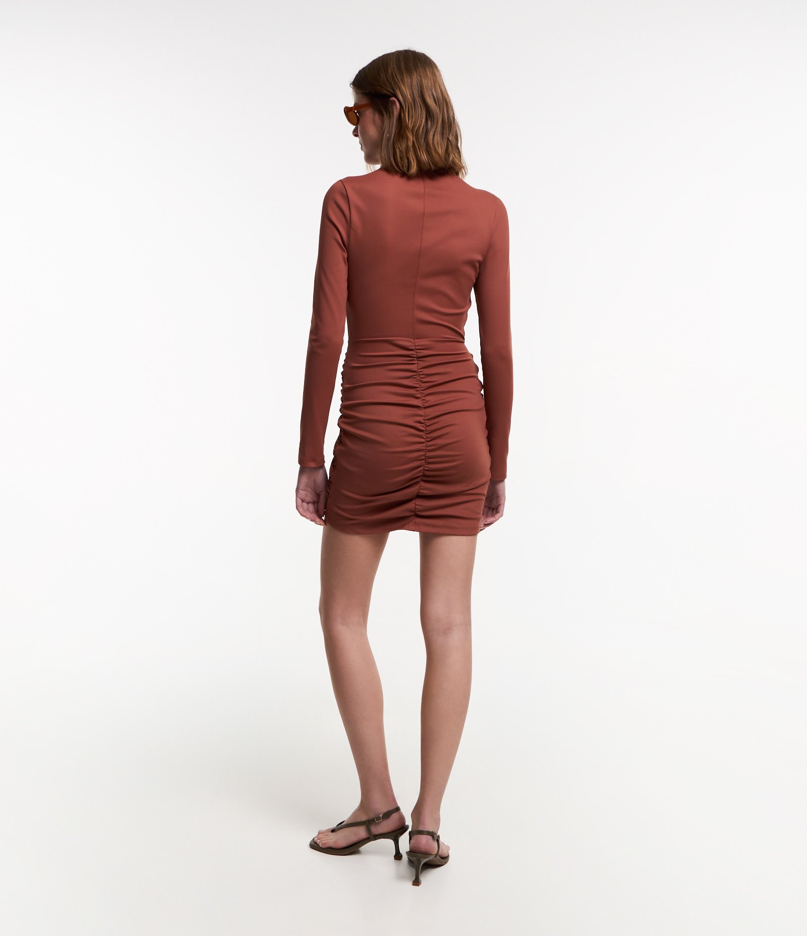 Vestido Curto em Poliamida com Amarração Frontal Marrom 2