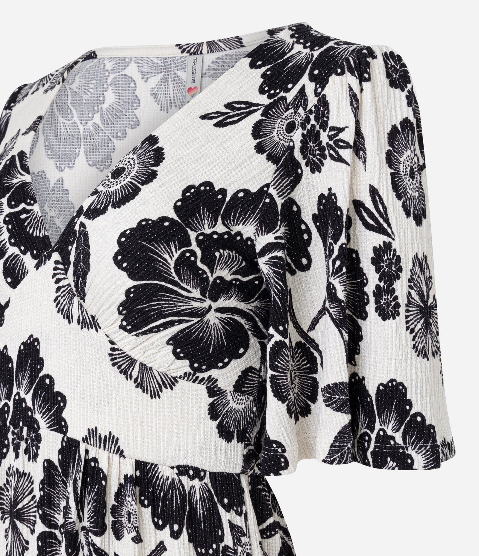 Vestido Curto Texturizado com Manga Godê e Estampa Floral Branco/Preto 4