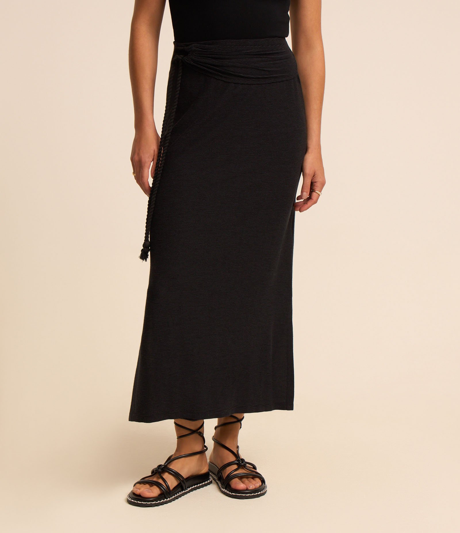 Saia Evasê Midi em Viscose com Corda para Amarração Preto 3
