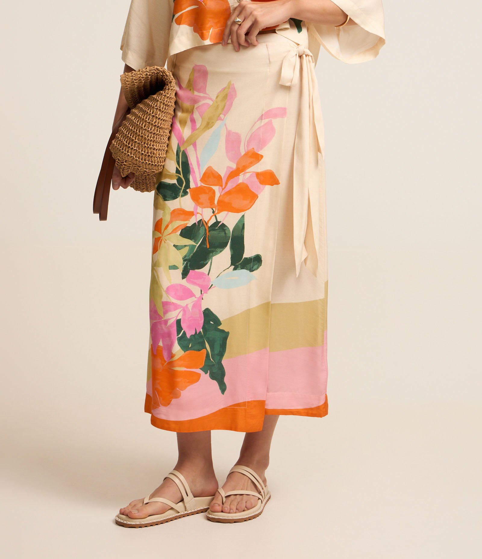 Saia Reta Midi em Viscose com Estampa Floral Detalhe de Laço Lateral Bege 1